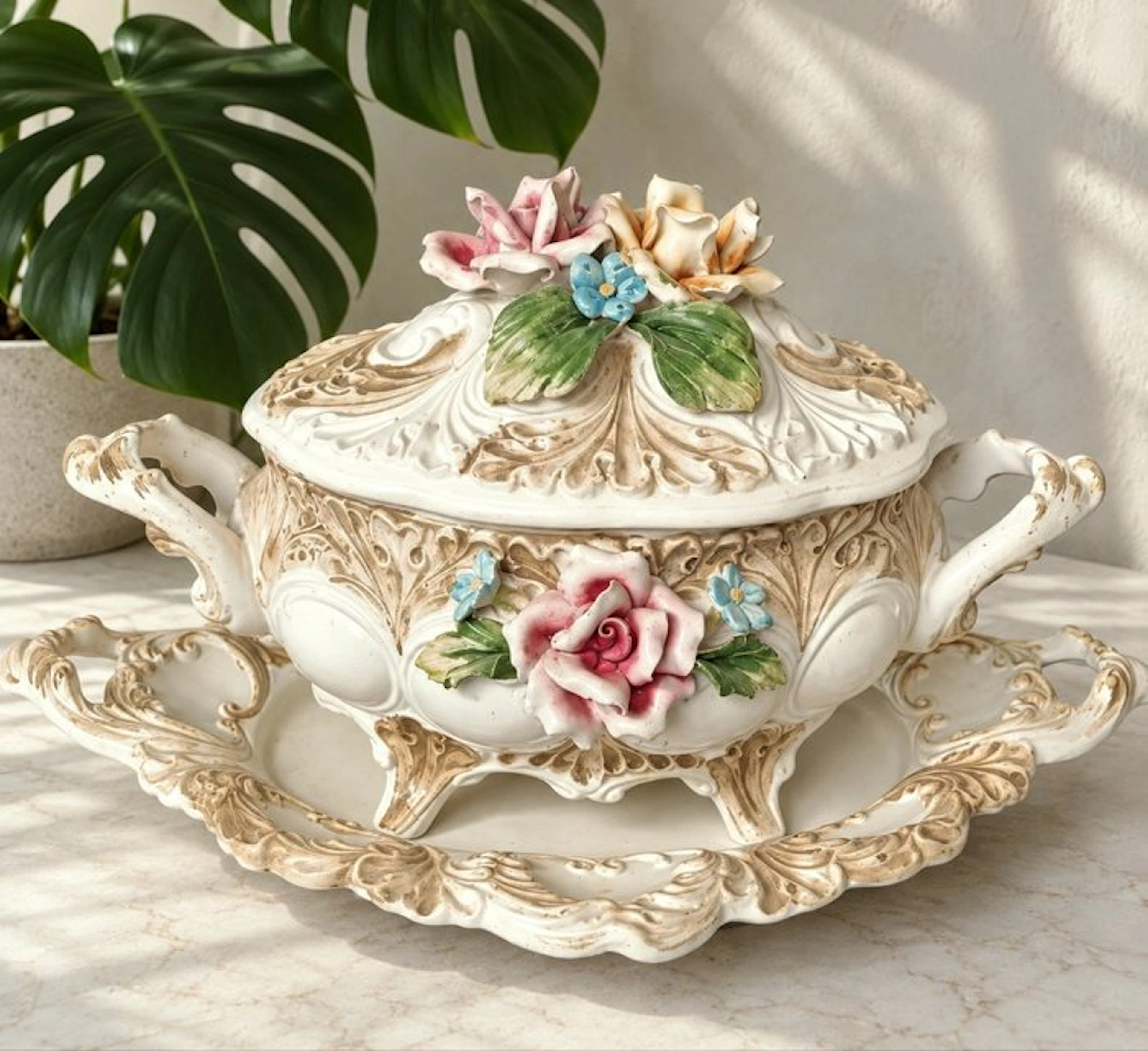 Decorative ornament (2) - Capodimonte - Italy - Soup tureen-dish