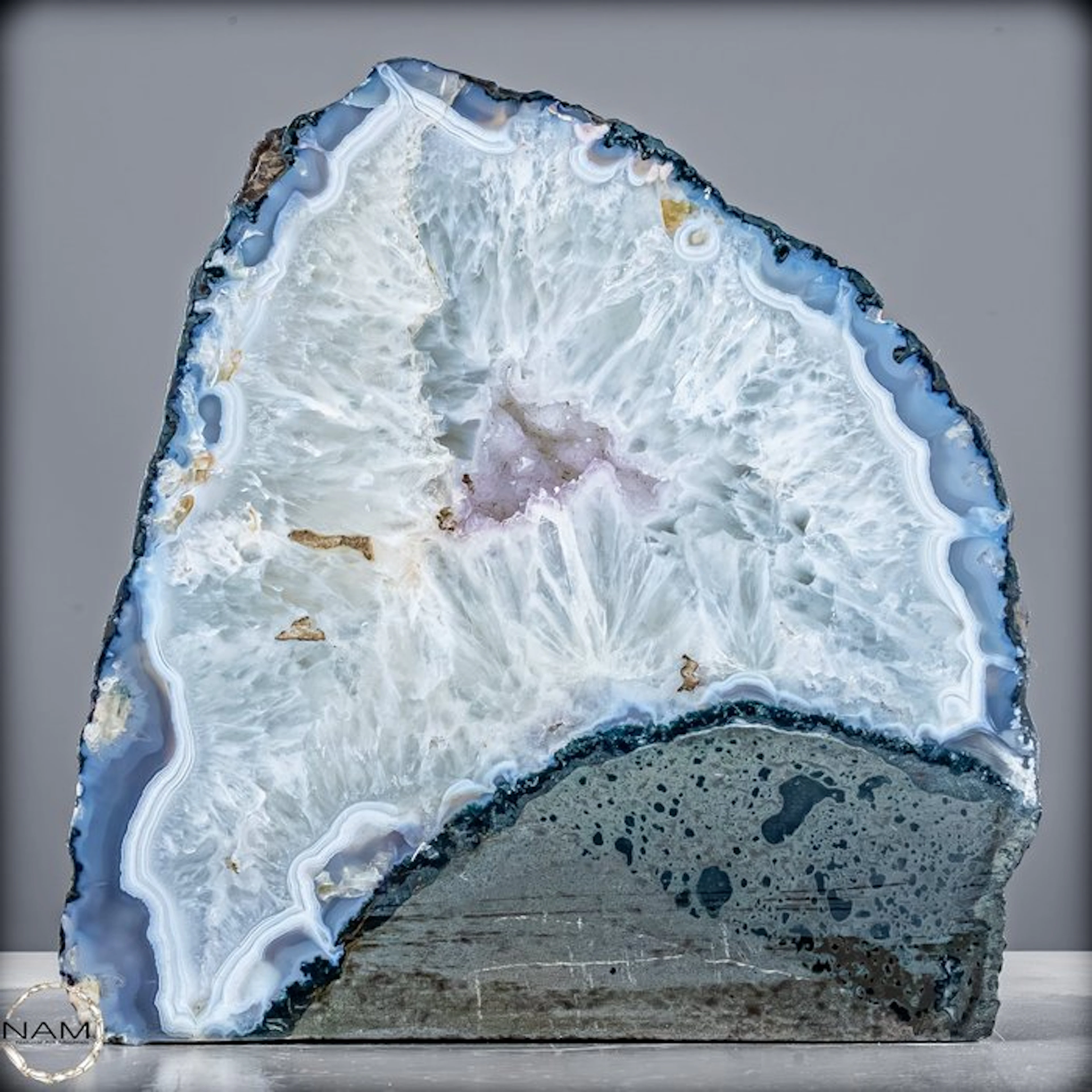 Icy Elegance – Impressive amethyst druzy with a delicate...