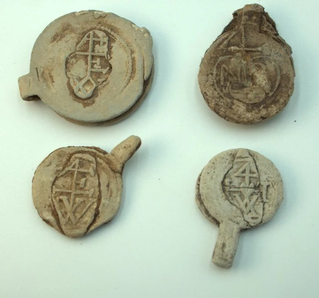 16th - 17th century lead cloth seals with merchant’s marks (No reserve price)