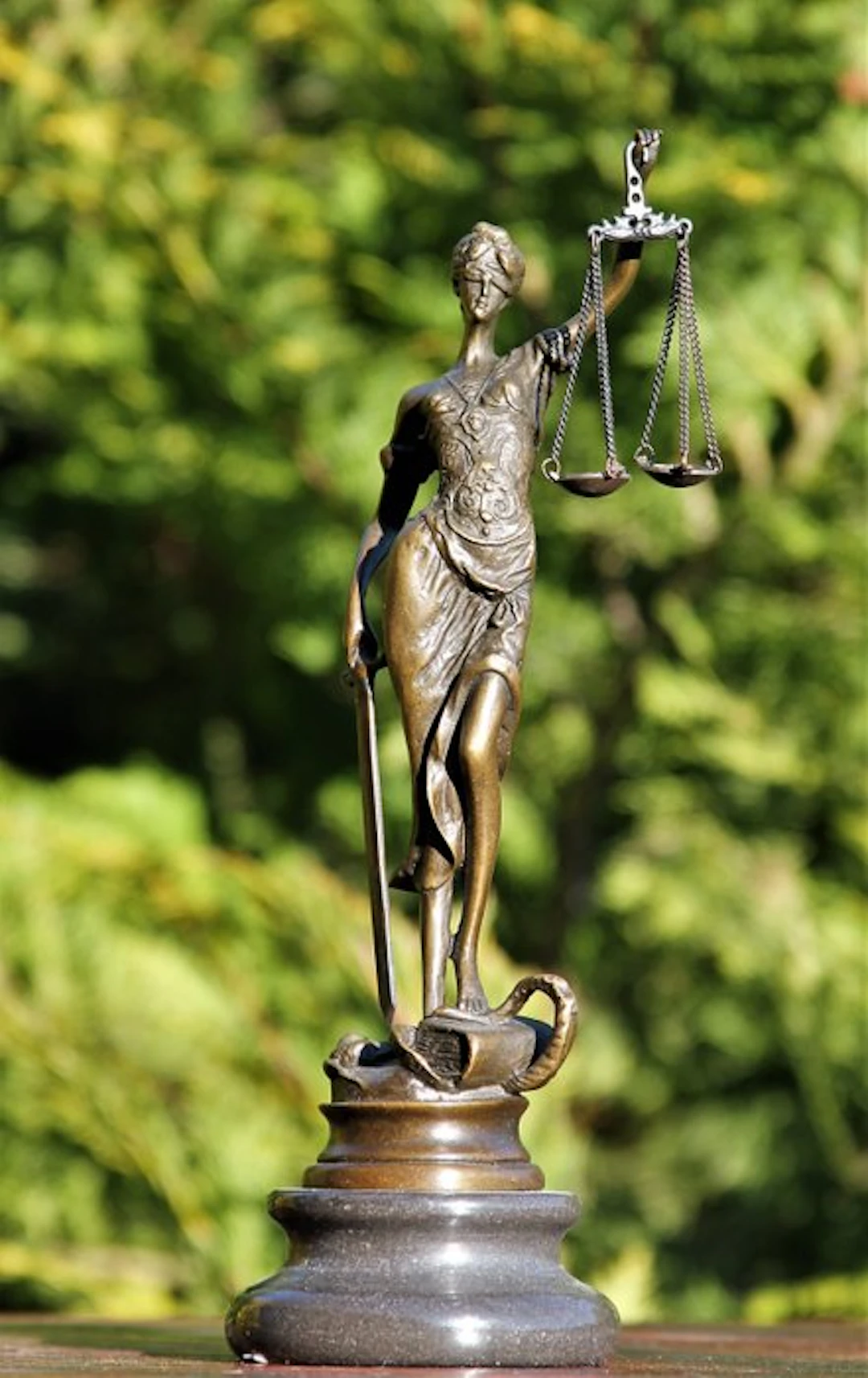 Statue, Vrouw justitia - 23 cm - bronze marble