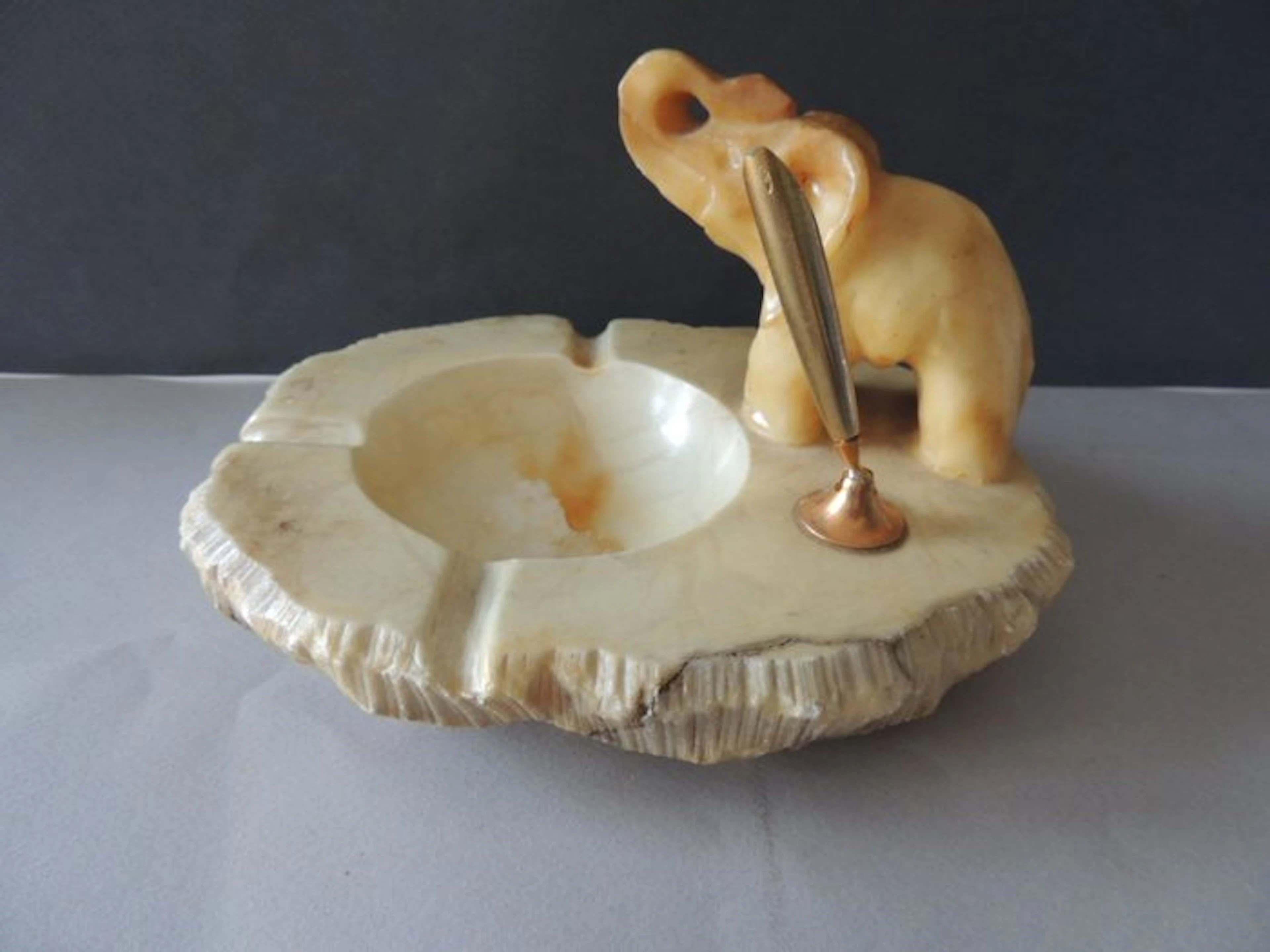 Ashtray - Very beautiful and heavy vintage alabaster ashtray