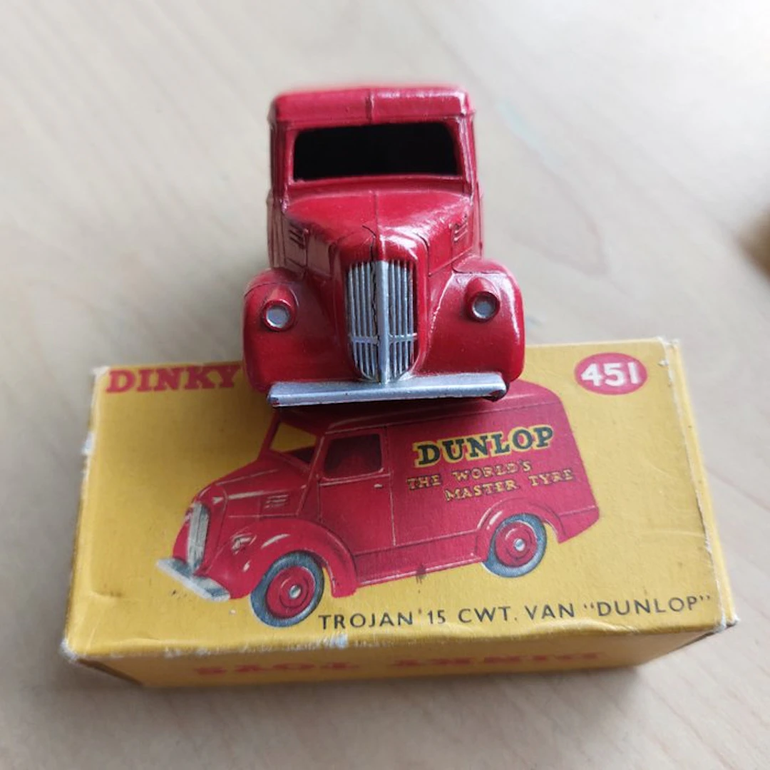 Dinky Toys 1:43 - Model van - Trojan 15 CWT Van 'Dunlop'