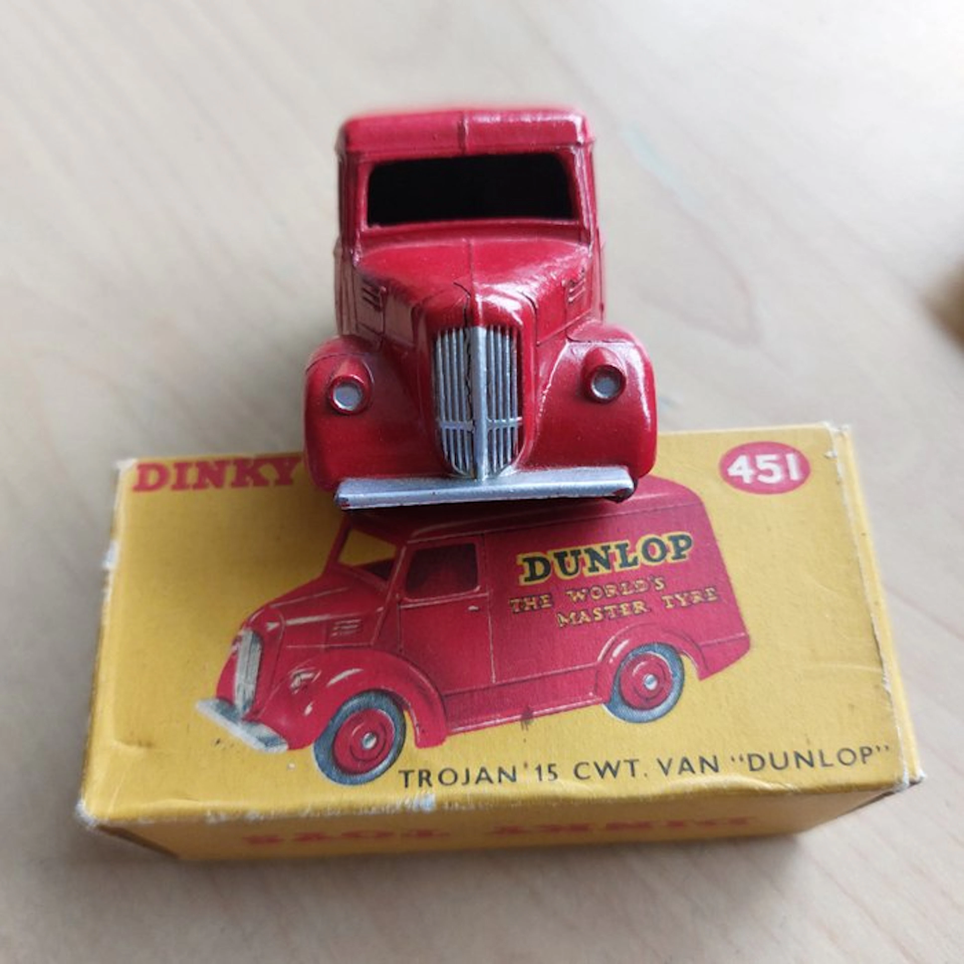 Dinky Toys 1:43 - Model van - Trojan 15 CWT Van 'Dunlop'