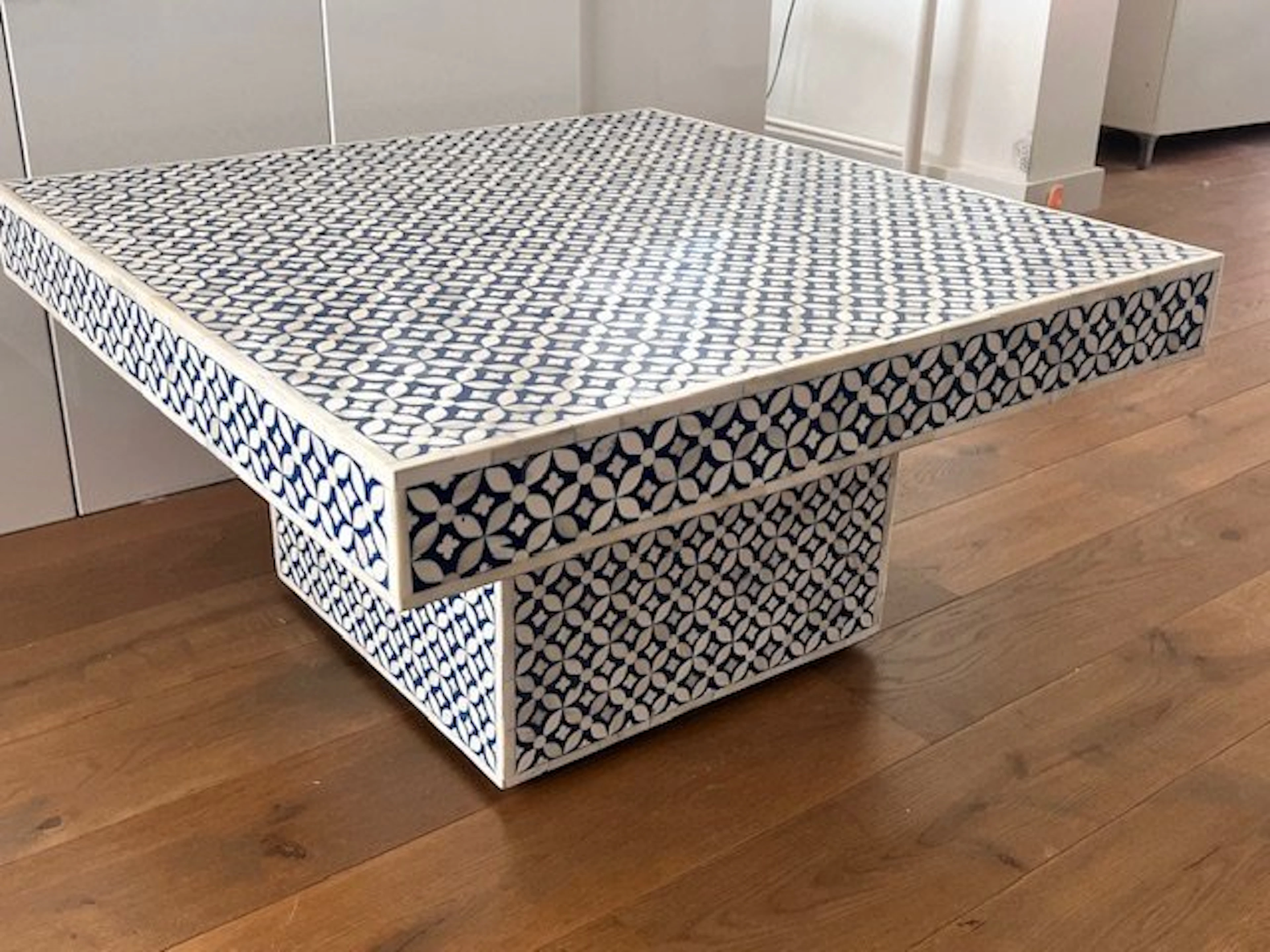 Coffee table - Bone, Hardwood - A handmade bone inlay table