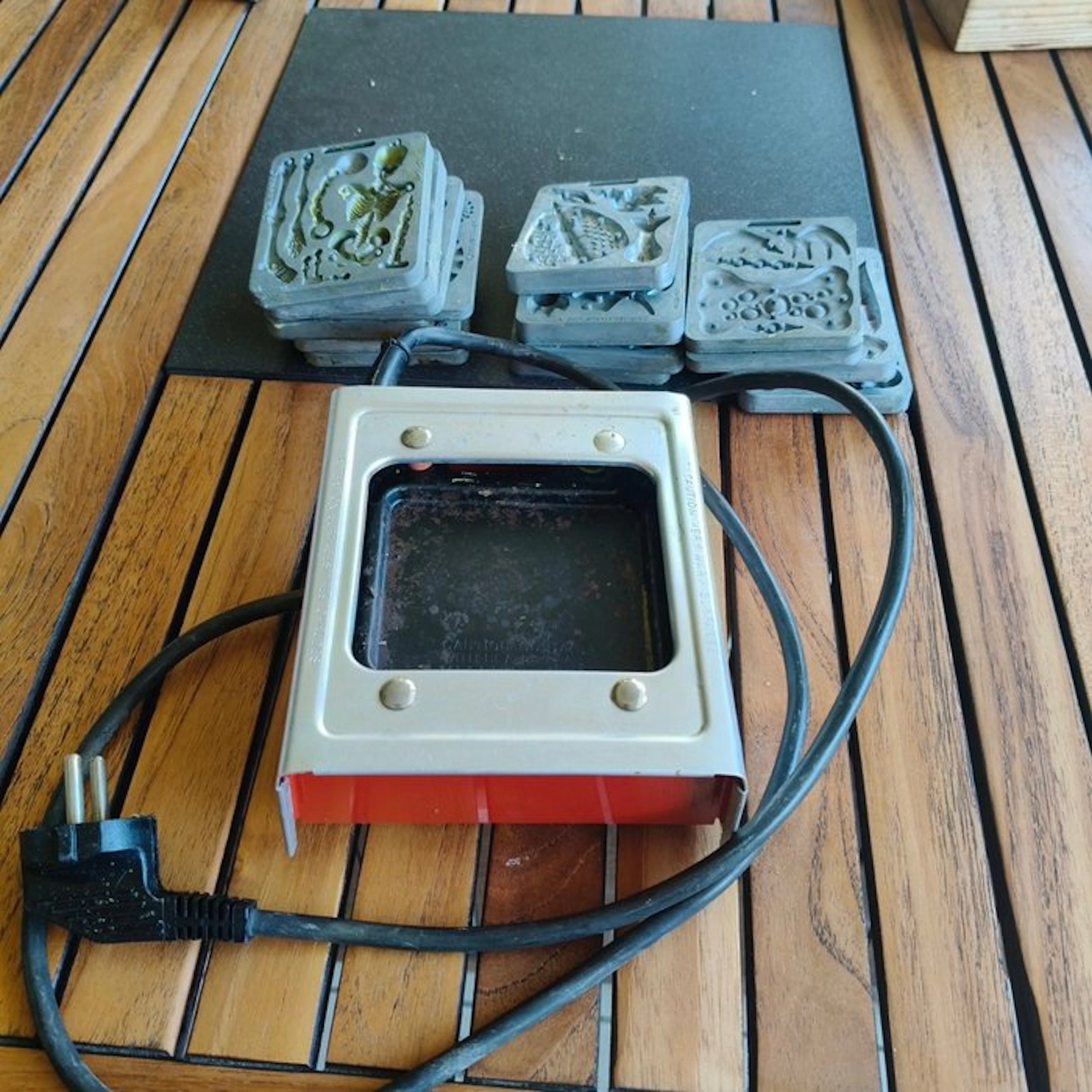 Mattel - Toy Thingmaker 220 V con 15 stampi Mini-Dragons