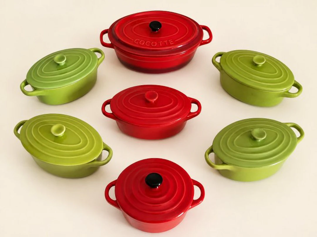 Style Le Creuset - Casserole dish (7) - Ceramic - Cherry red & apple green
