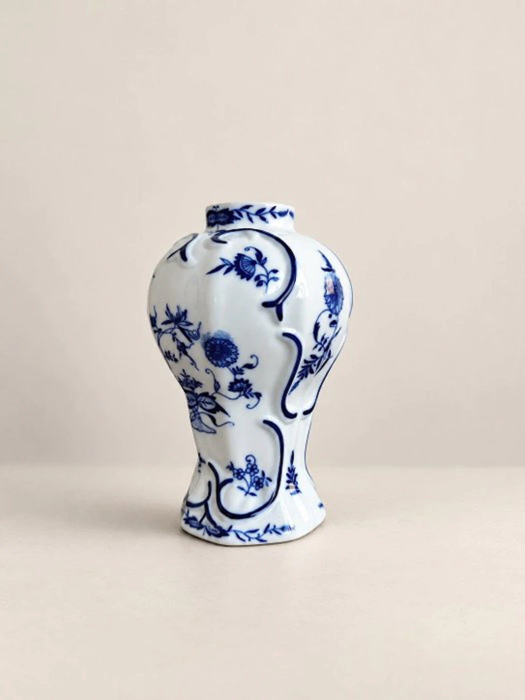 Vase - Blue-and-white floral decor with sculptural relief. - Porcelain