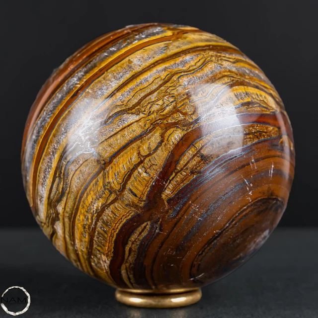Natural tiger's eye sphere – intense gold veins with a lively shimmer- 916.41 g