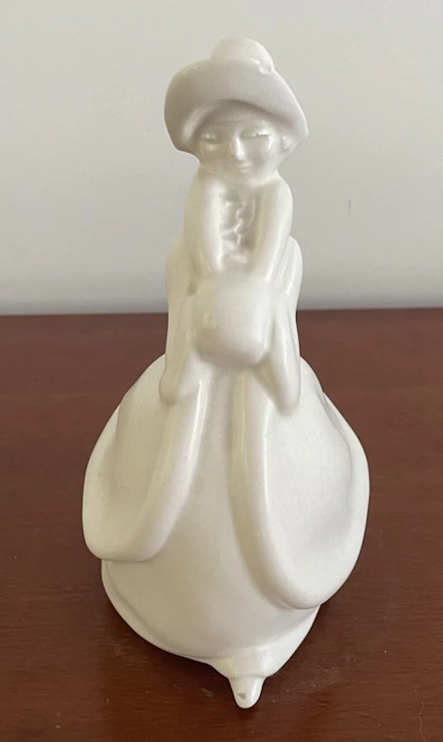 Plateelbakkerij Zuid-Holland - Figurine - "Vrouw met mof" - Earthenware