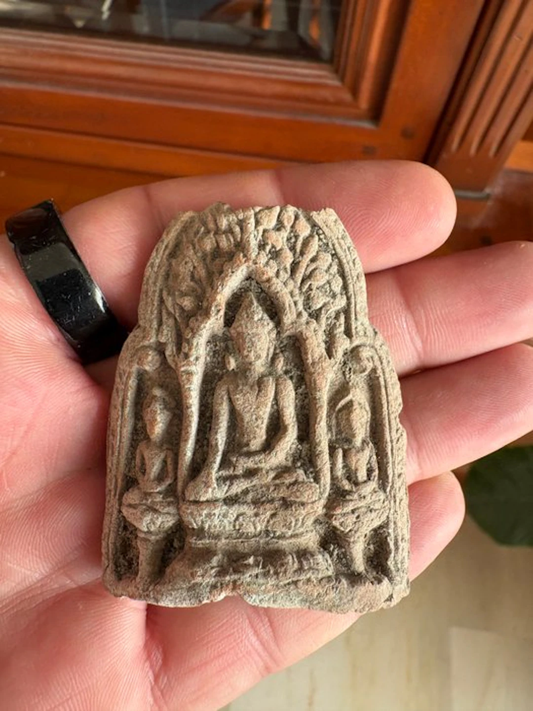 Buddhist votive tablet 'Three Buddhas' – Terracotta –...