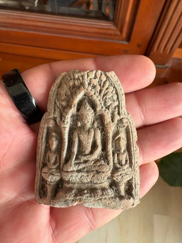 Buddhist votive tablet 'Three Buddhas' – Terracotta –...