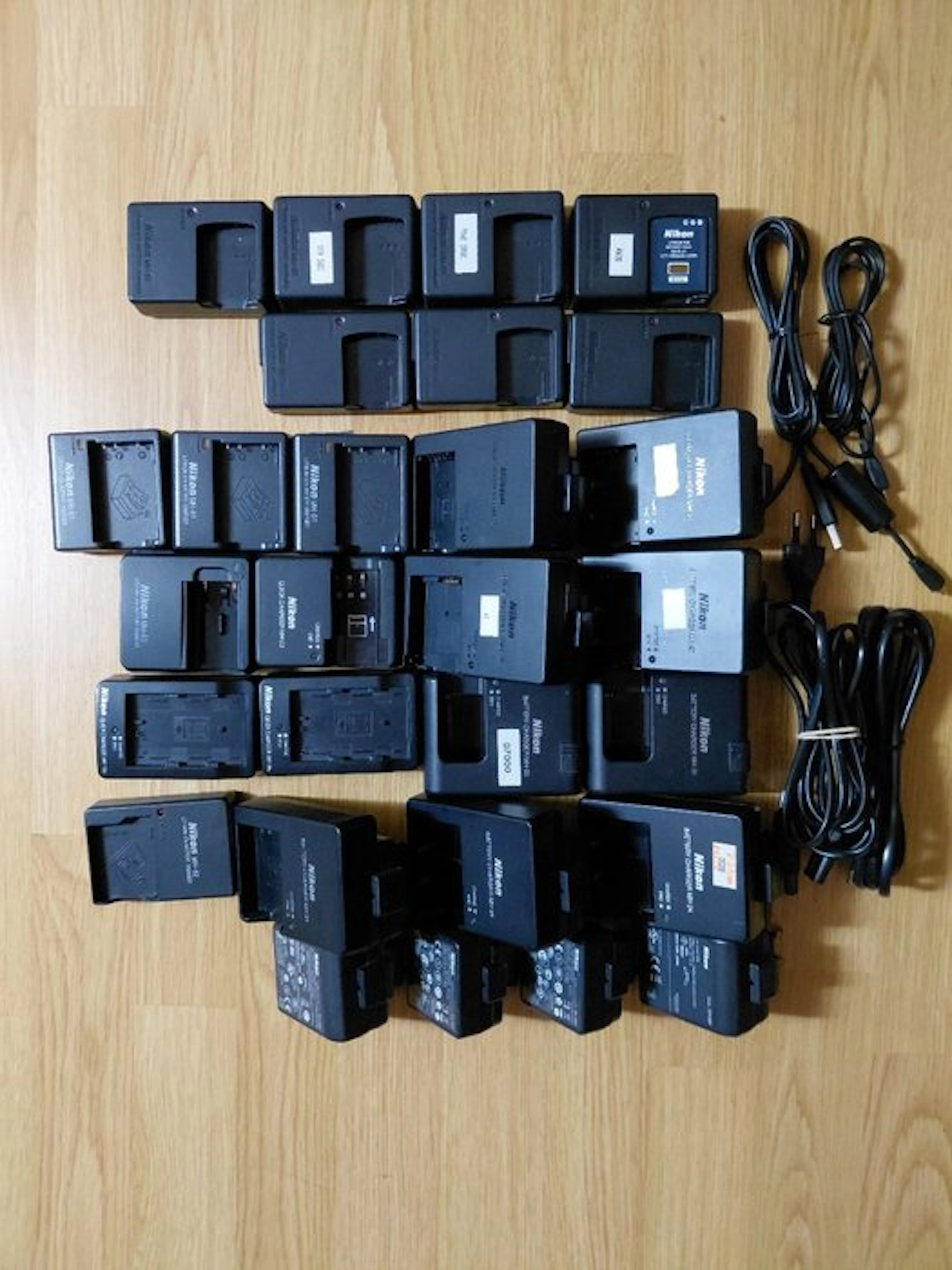 Nikon BATCH VAN 28 ORIGINELE NIKON ACCULADERS Camera accessories