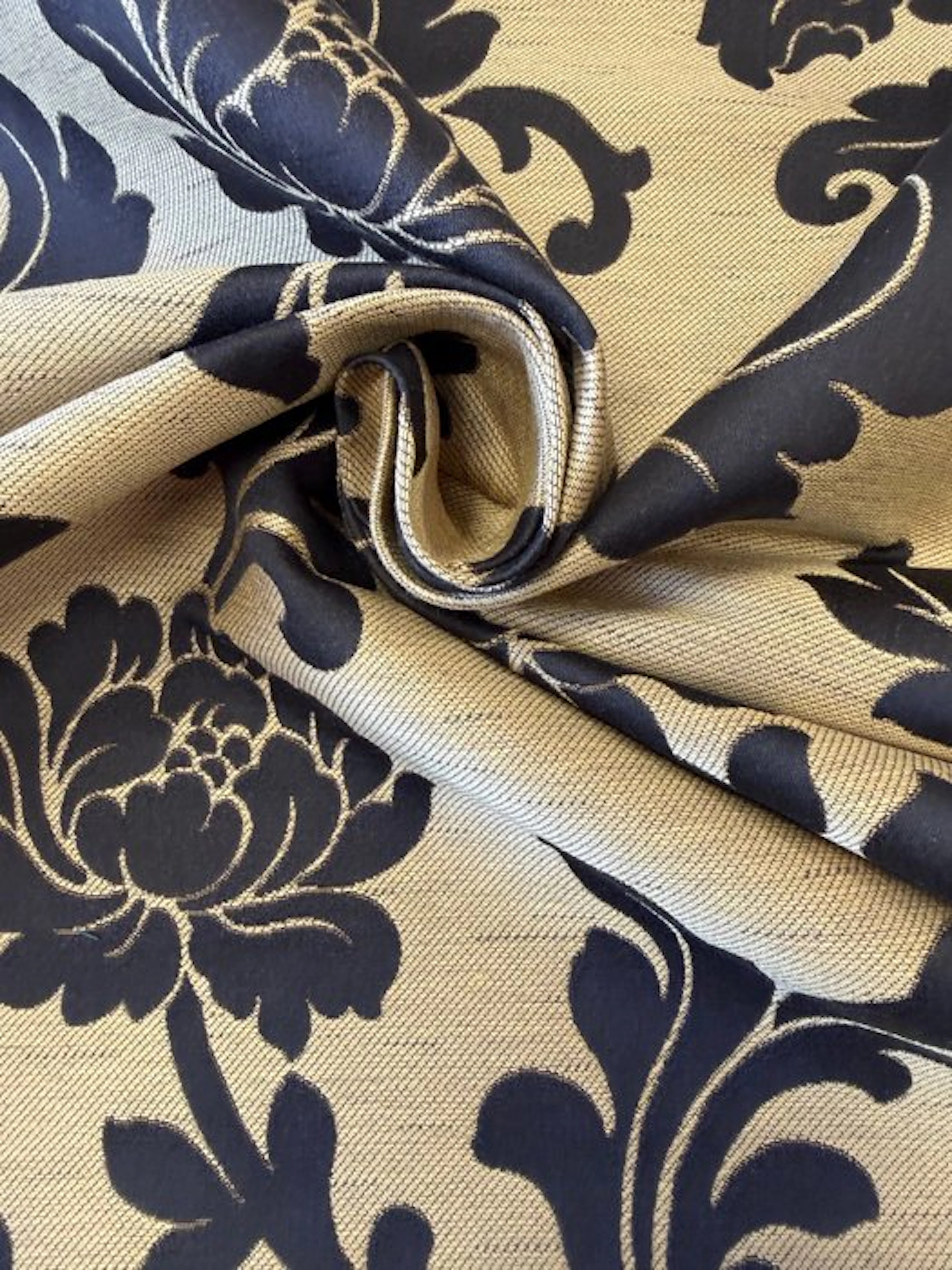 1786 ★ Premium jacquard upholstery fabric with a floral...
