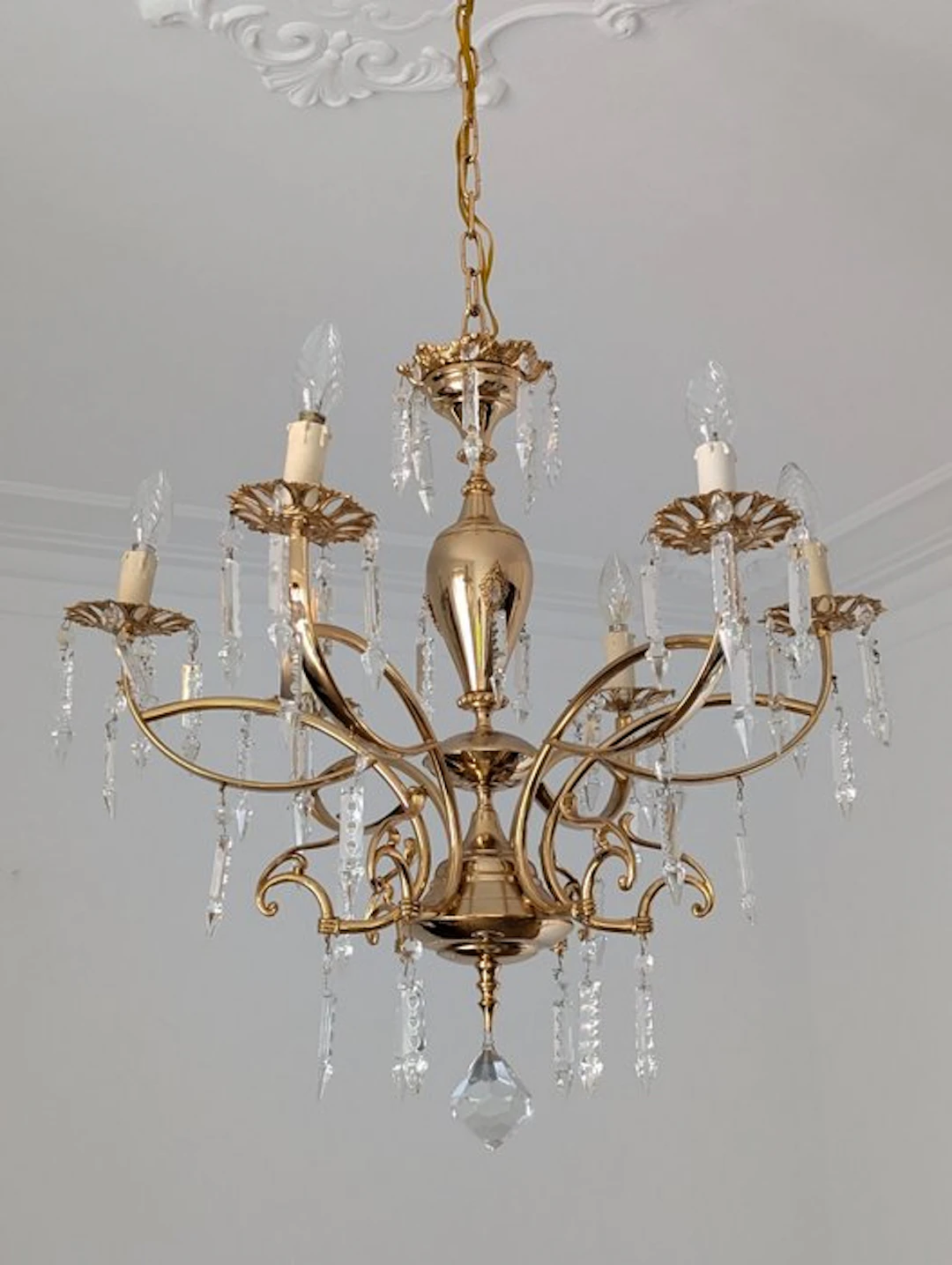 Chandelier - Crystal - Elegant gold finish.