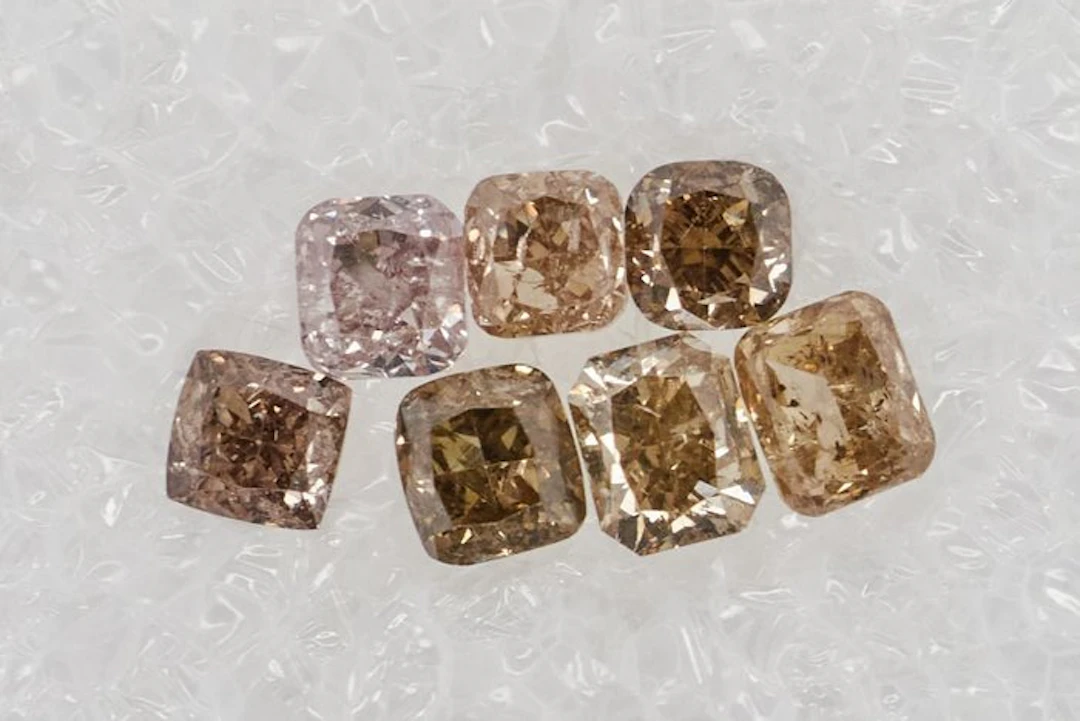 No reserve price - 7 pcs Diamond (Natural coloured)...