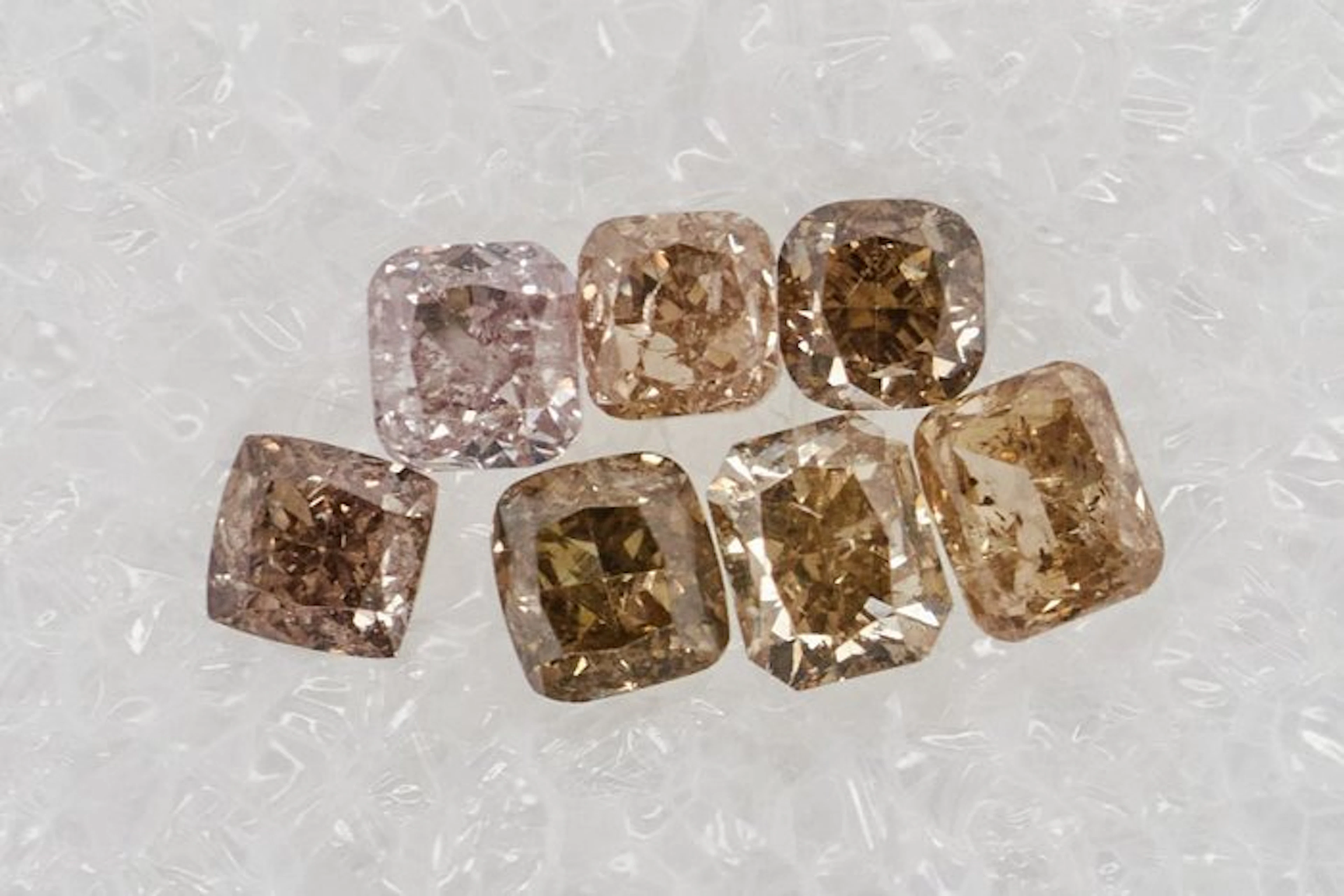 No reserve price - 7 pcs Diamond (Natural coloured)...