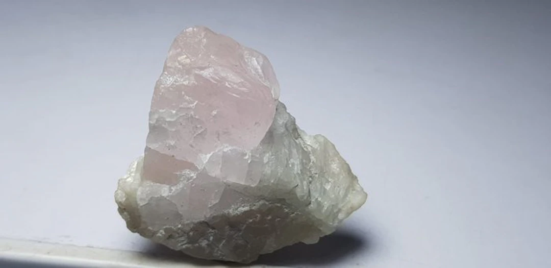 Pink Color Morganite Specimen - Height: 40 mm - Width: 37 mm- 109 g - (1)