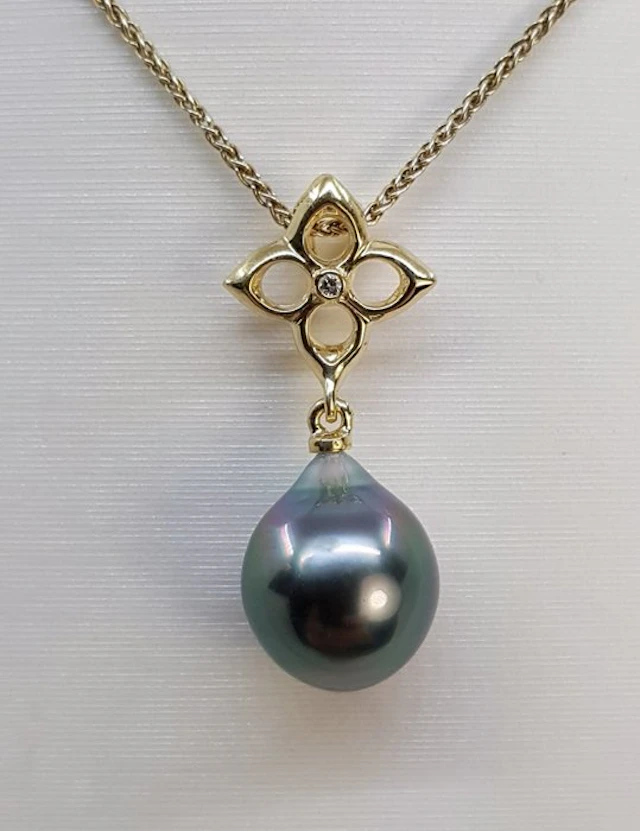 Pendant - 14 kt. Yellow gold - 0.01ct. tw. - 10x11mm Tahitian Pearl