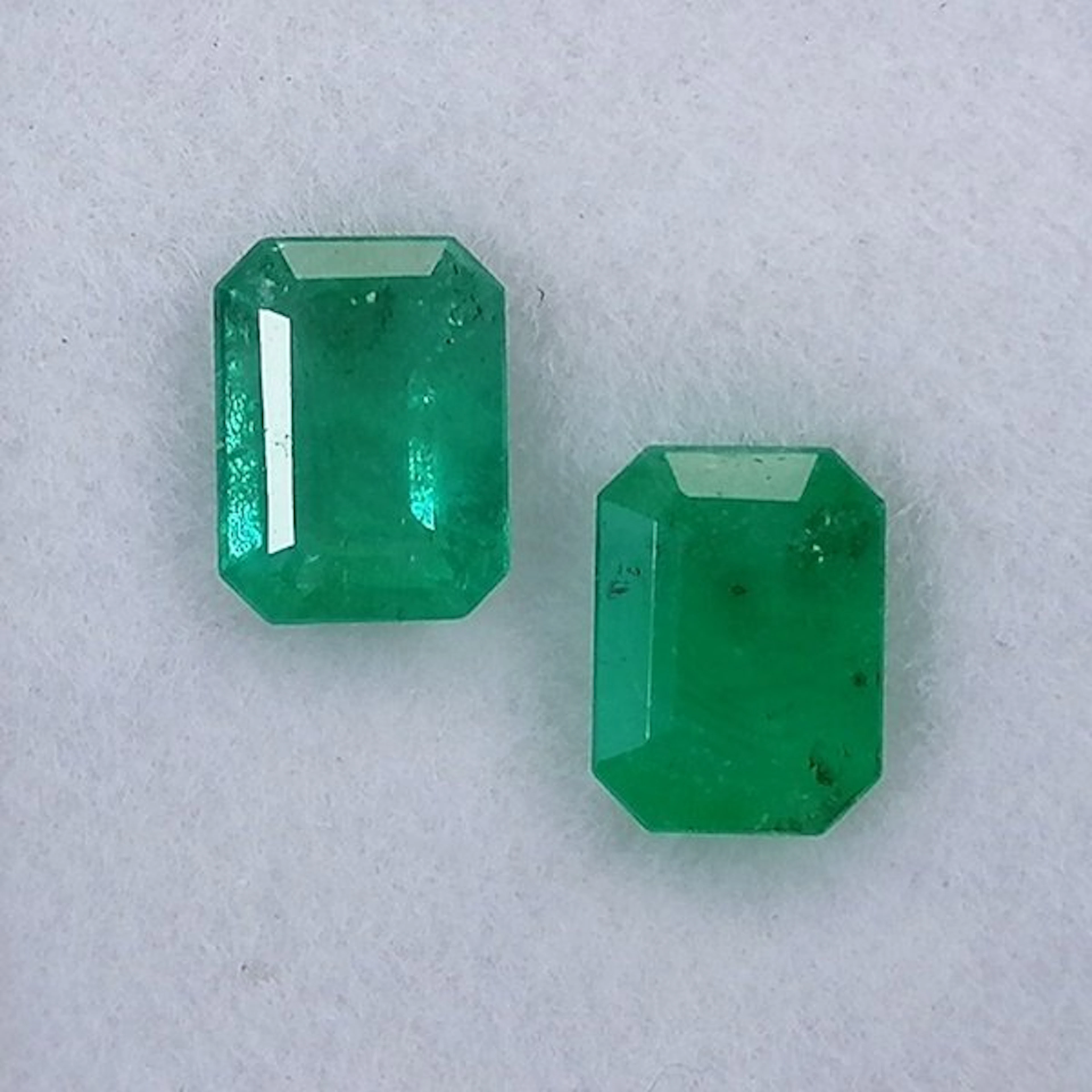 2 pcs Green Emerald - 1.43 ct - Instituto Gemólogico Español (IGE) - Minor Oil