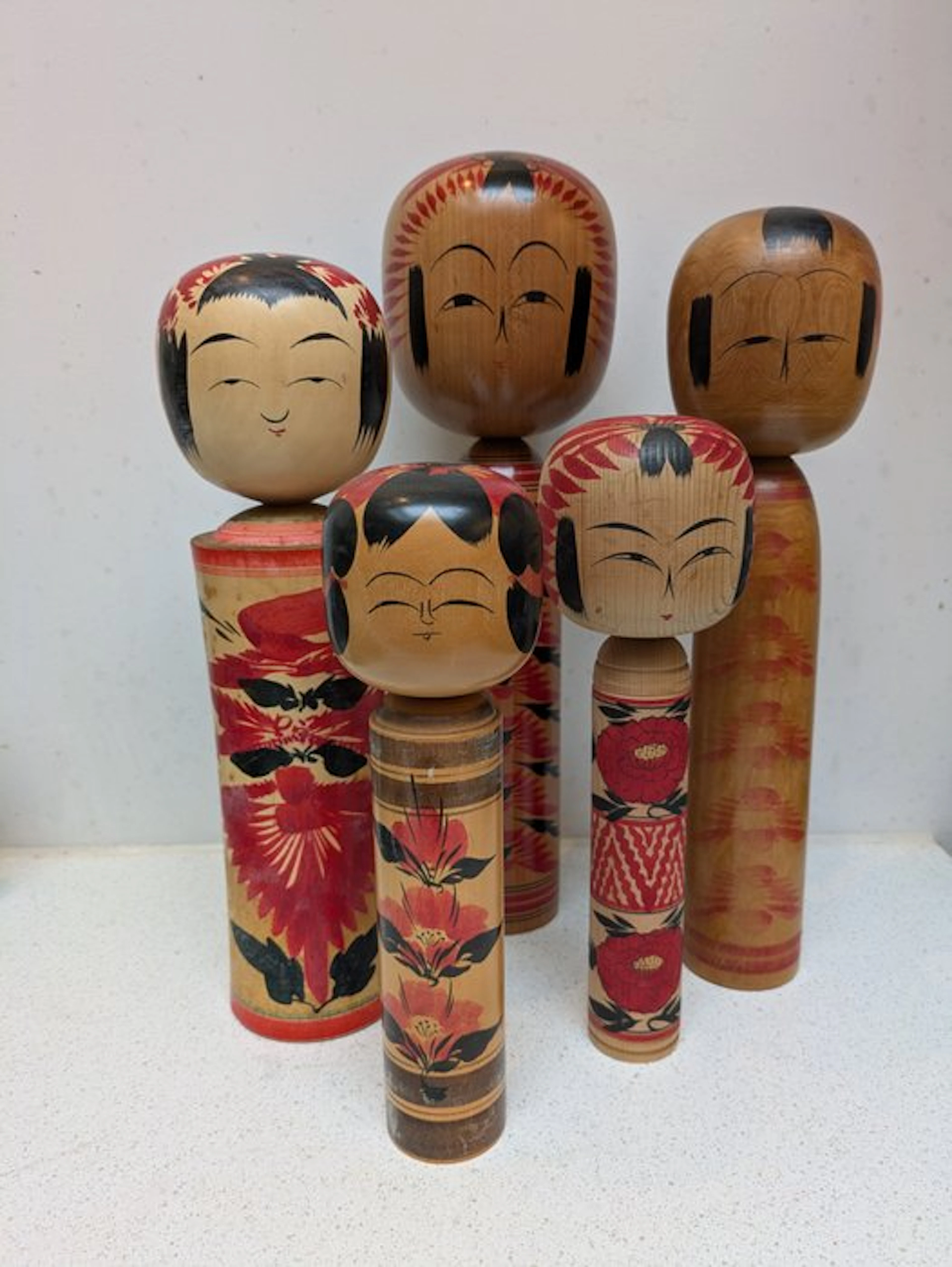 A beautiful set of 5 Vintage Kokeshi dolls - Wood...