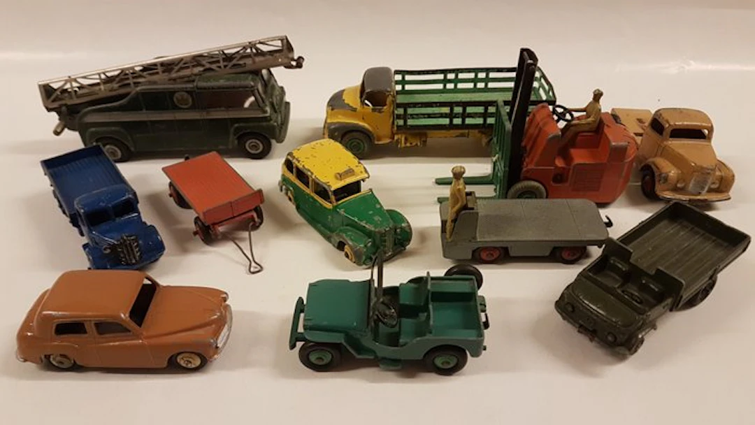 Dinky Toys 1:43 - Model car (11) - Dinky Toys TV Mast Austin Hillman B.E.V