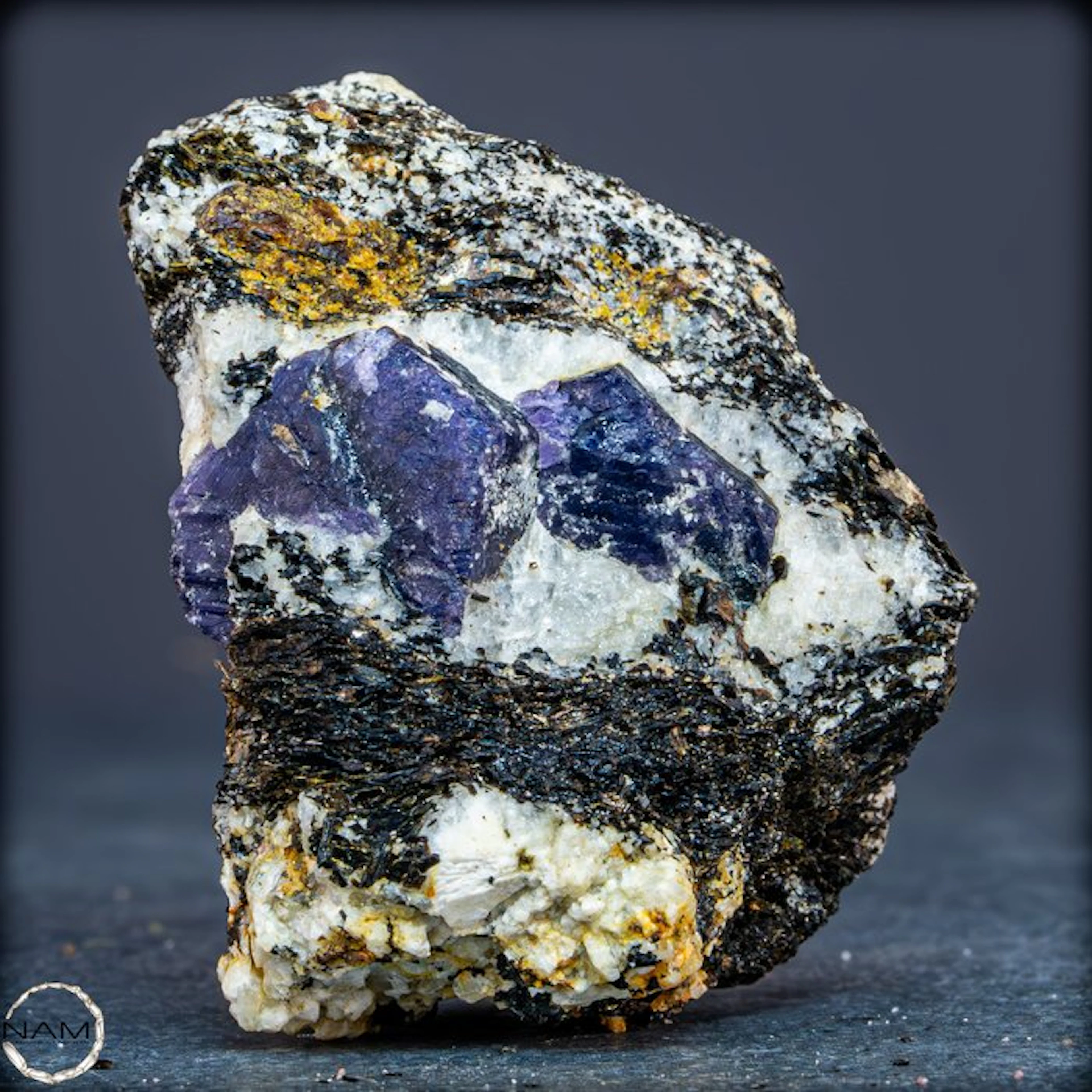 Natural sapphire – Rough crystals on matrix - 417.80 ct- 83.56 g
