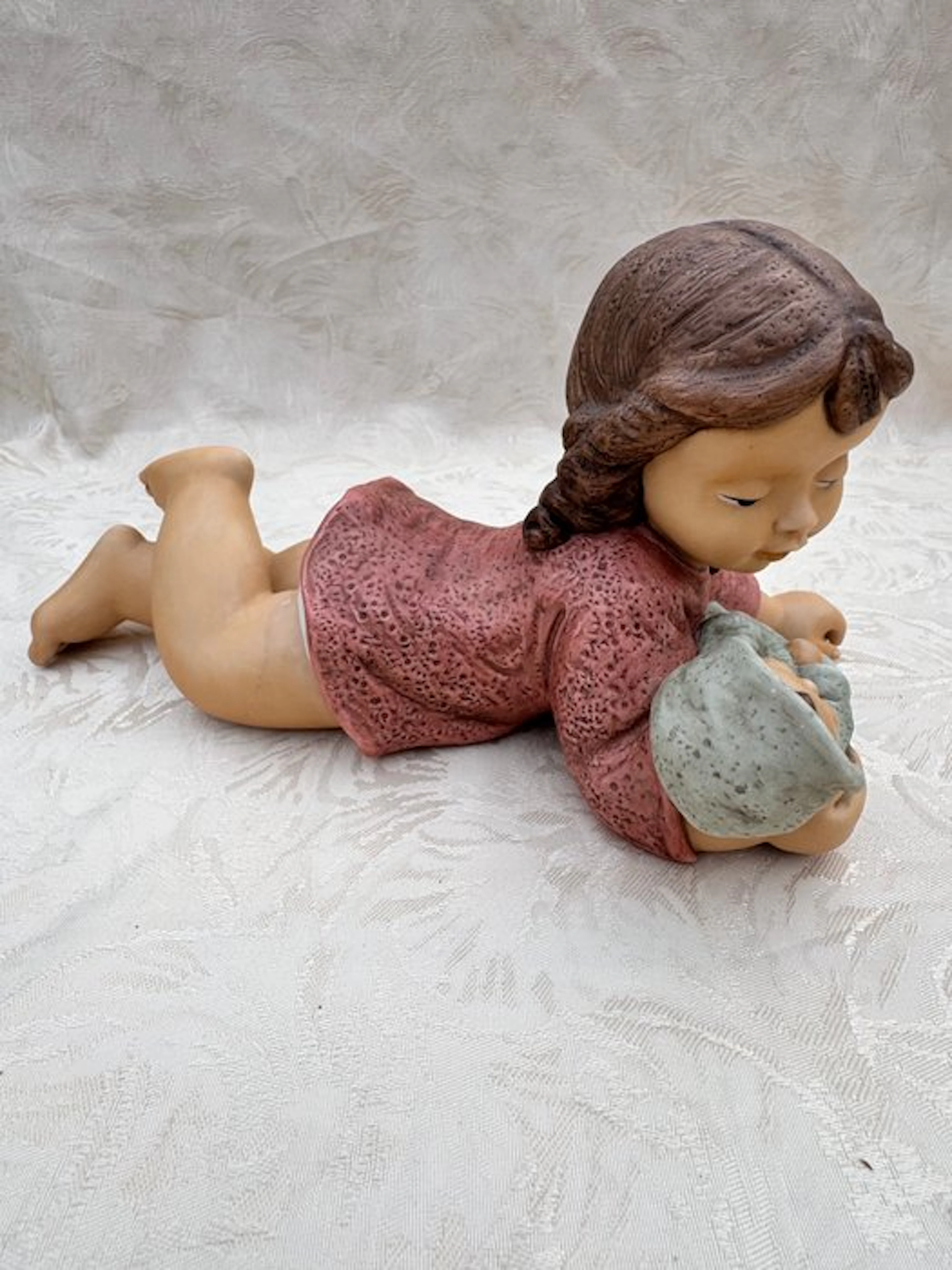 Goebel - Figurine - Meisje liggend met baby - Porcelain