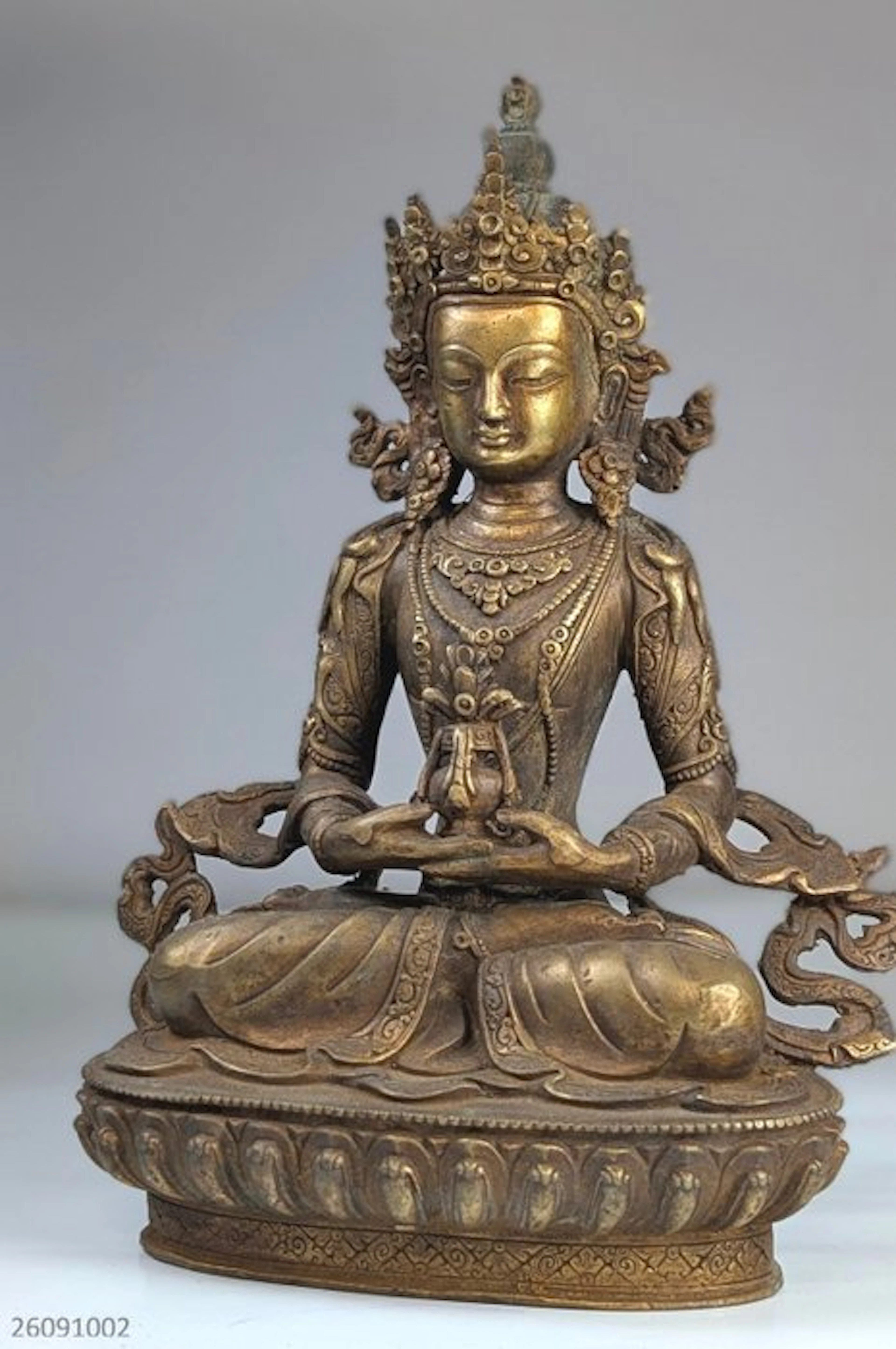 Een verguld metalen beeld van Amitayus