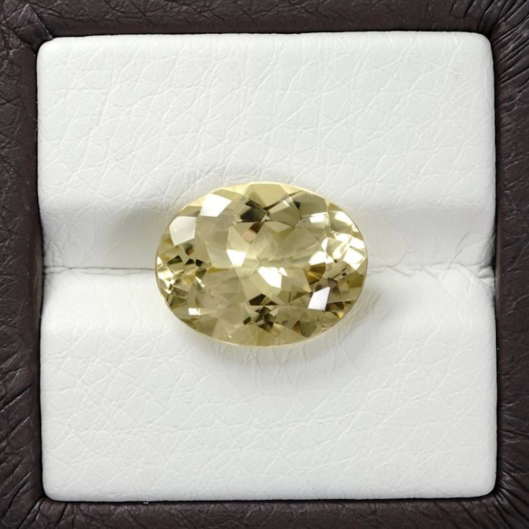 1 pcs Yellow Heliodor - 5.74 ct - Gem Report Antwerp (GRA)