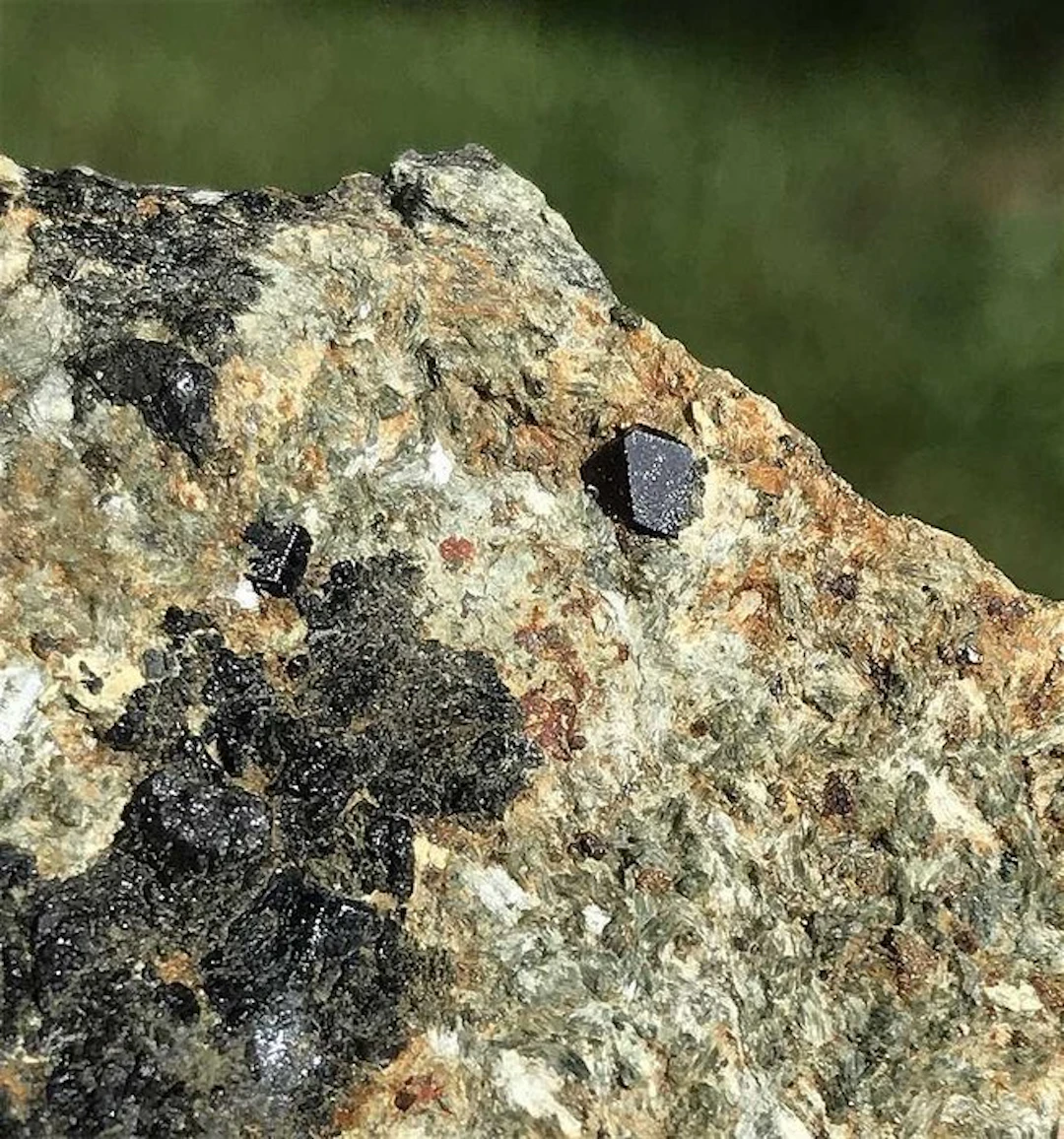Mg-Lucchesiite Crystals on matrix - Height: 12 cm - Width: 6.5 cm- 350 g - (1)