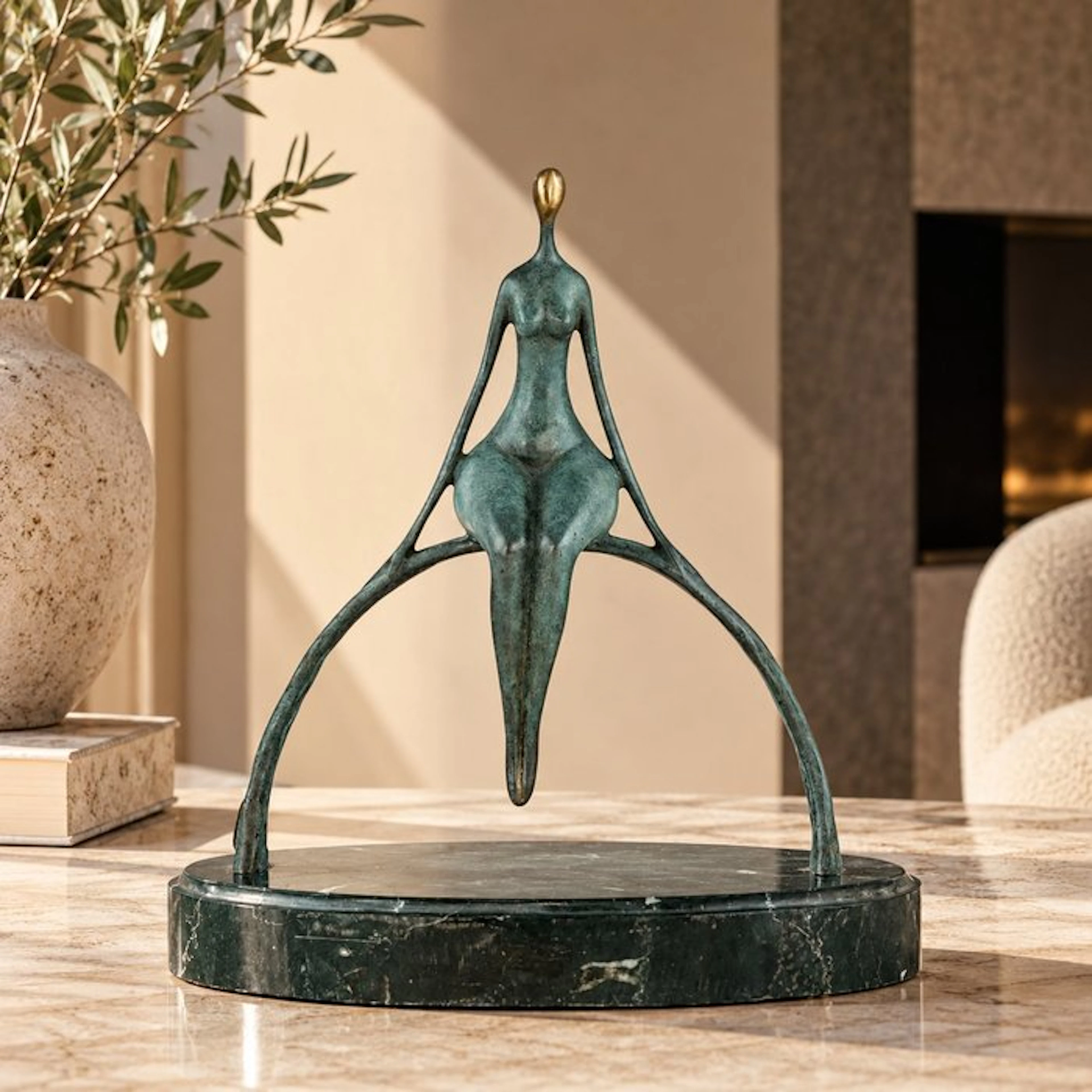 Césaro - Sculpture, Female Sitting on Arched Form - 23 cm - Bronze, Marble
