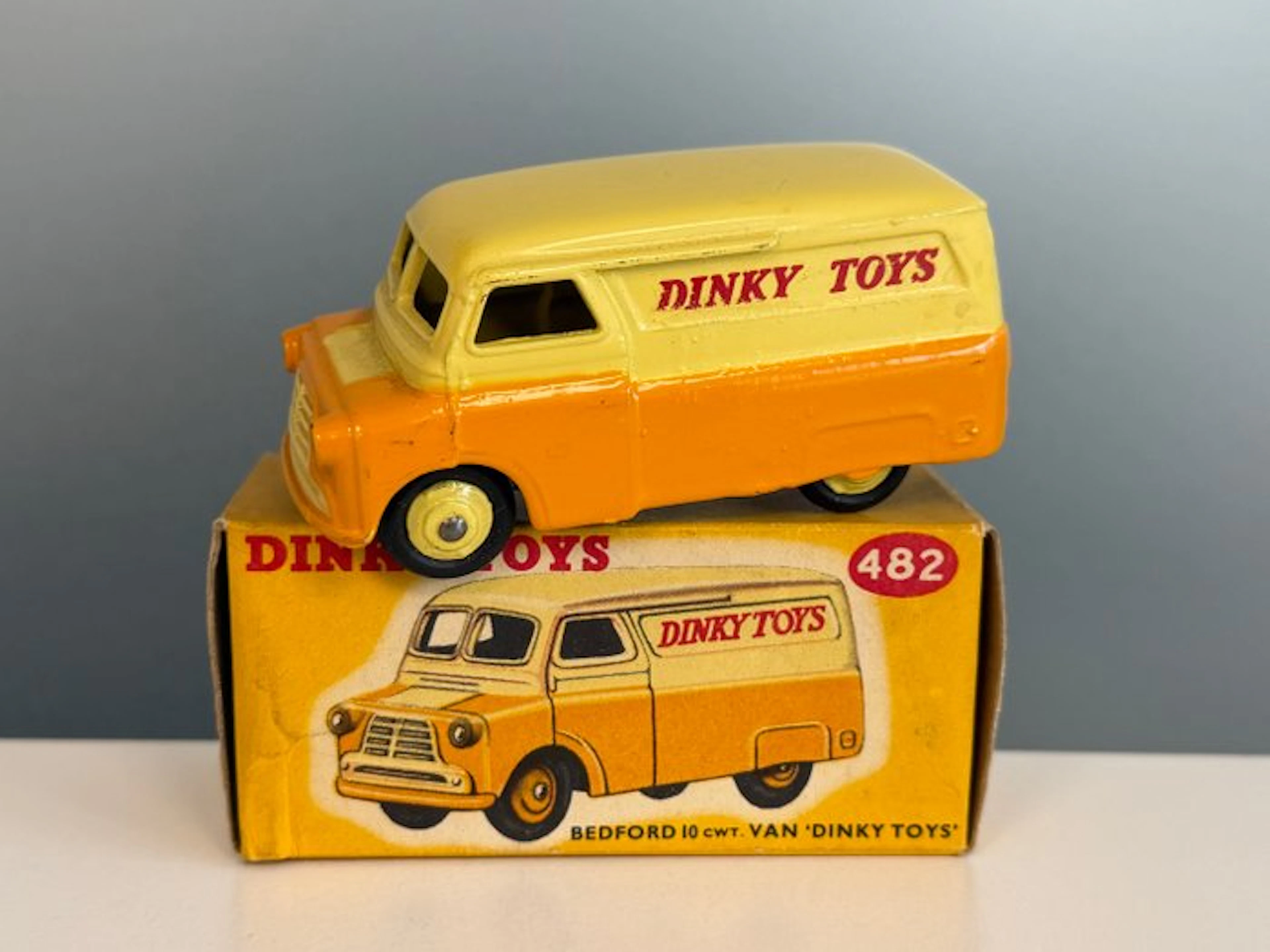 Dinky Toys 1:43 - Model van - Bedford 10cwt Van "Dinky...