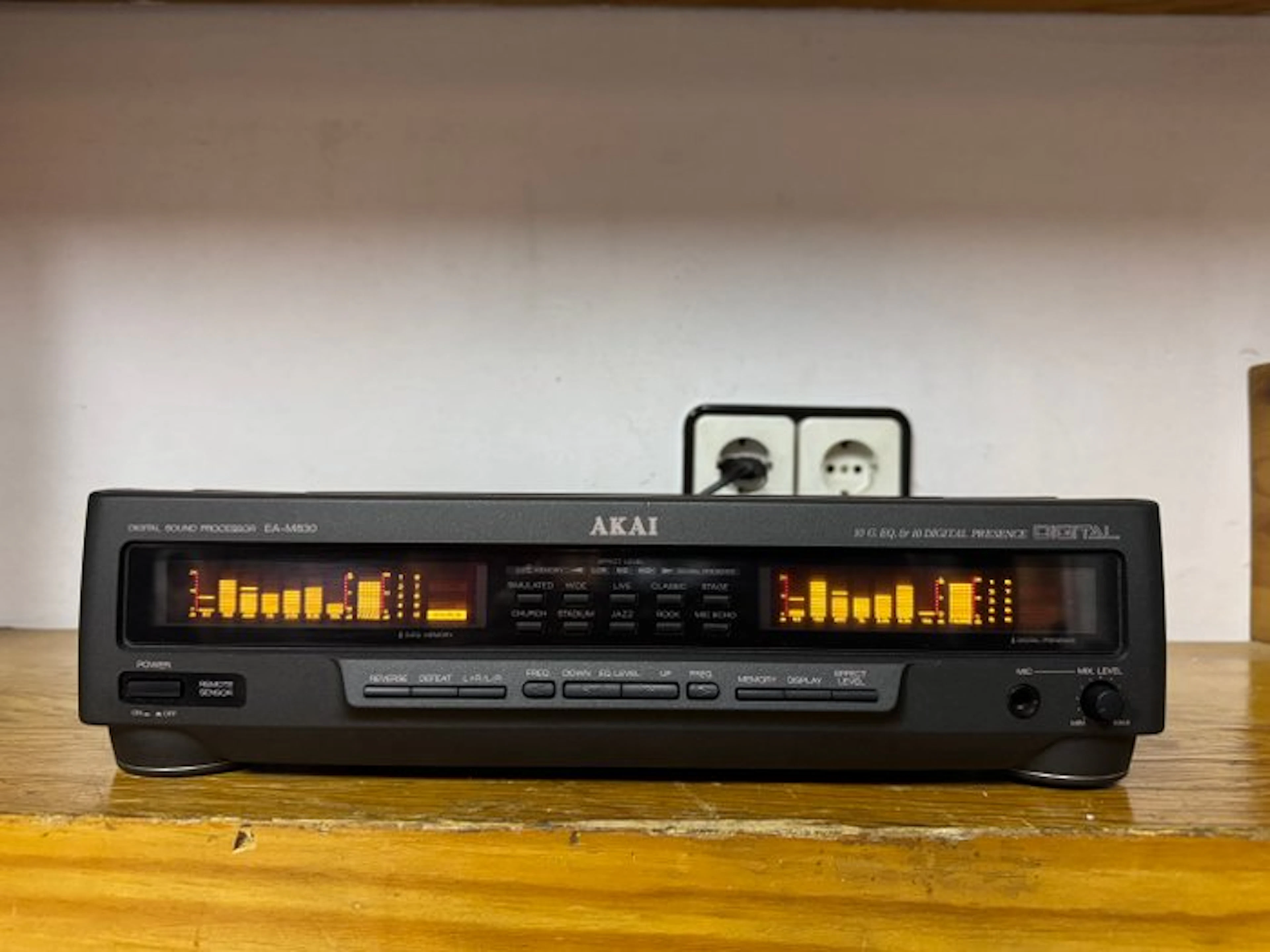 Akai - EA-M830 Stereo graphic equalizer