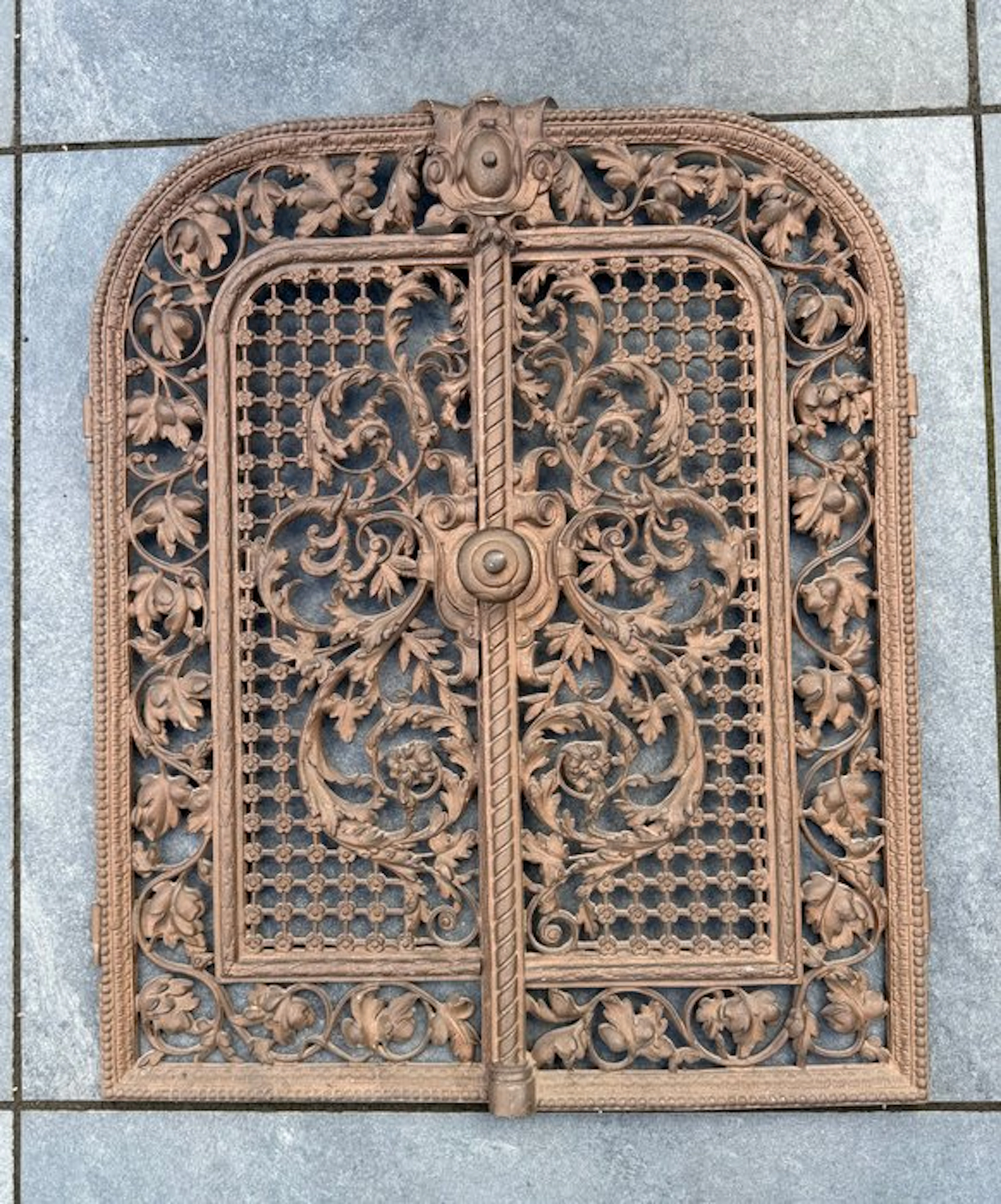 Decorative grille (2) - Twee antieke deuren met ajour motief - 1850-1900