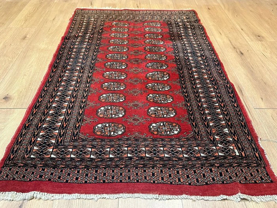 Fine hand-knotted Bukhara carpet – classic Tekke pattern...