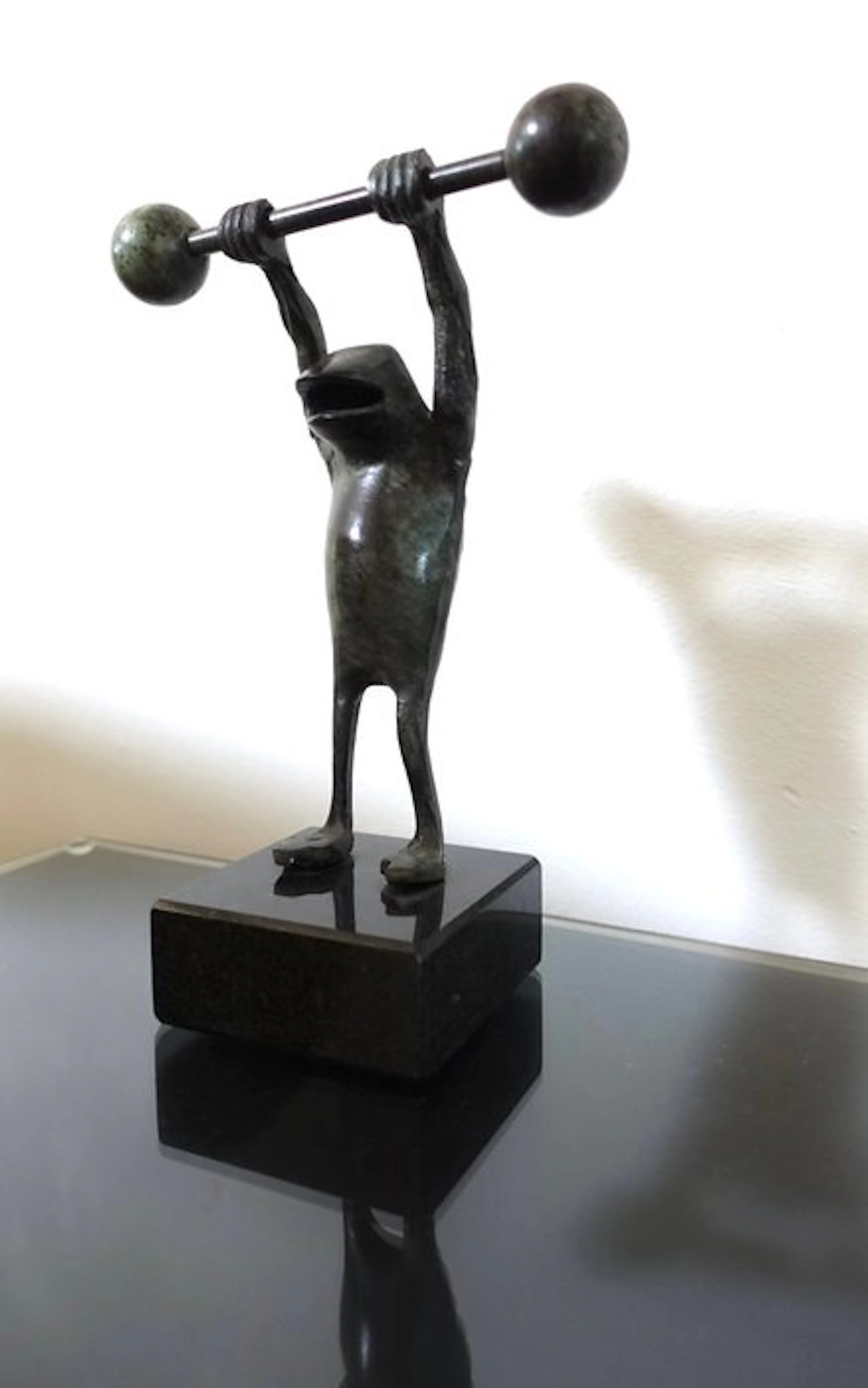 Maitland-Smith - Sculpture, Weightlifting Frog - 20 cm - Patinated
