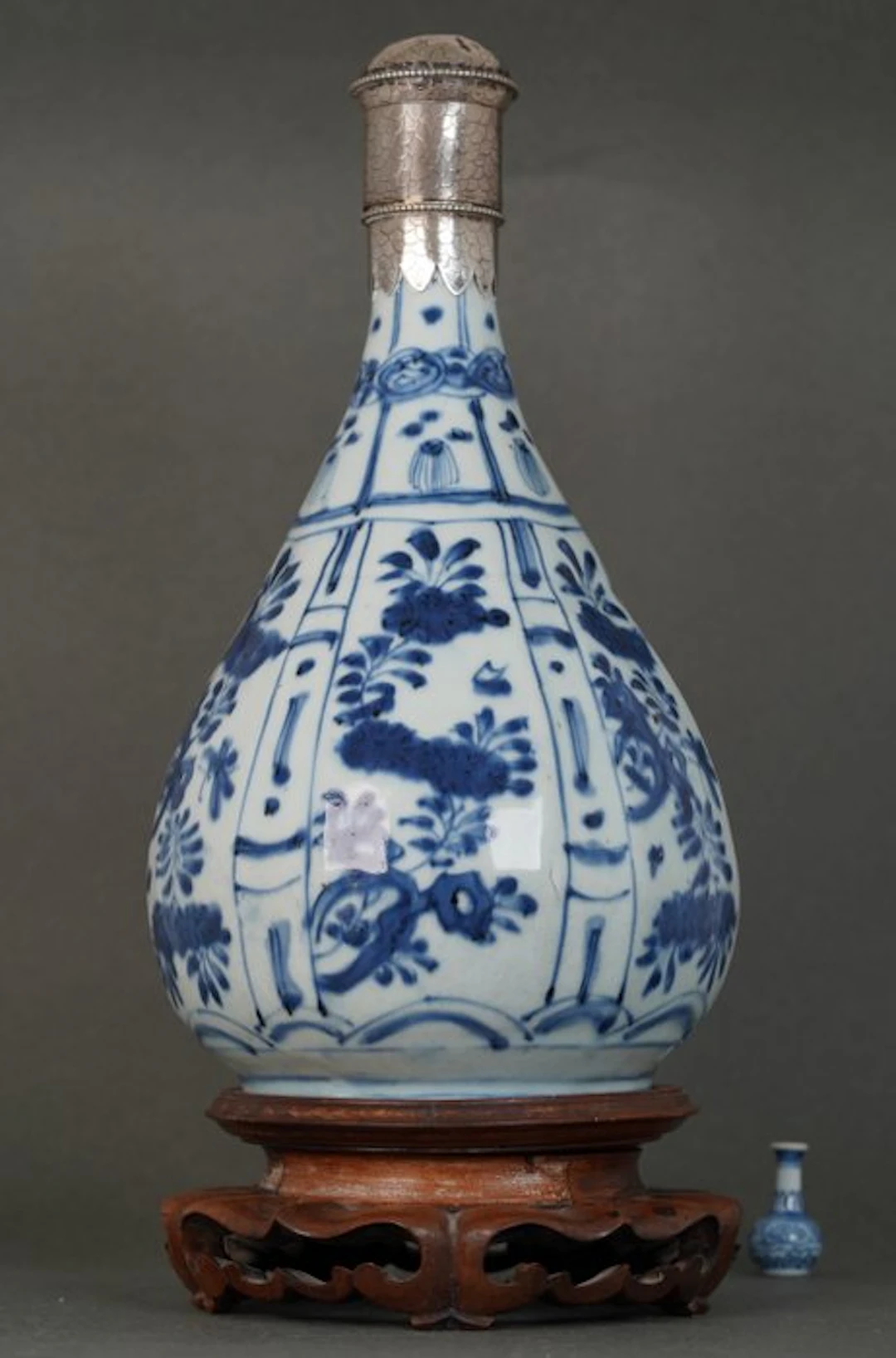Bottle vase - Porcelain - China - Wanli (1572-1619) - Insects