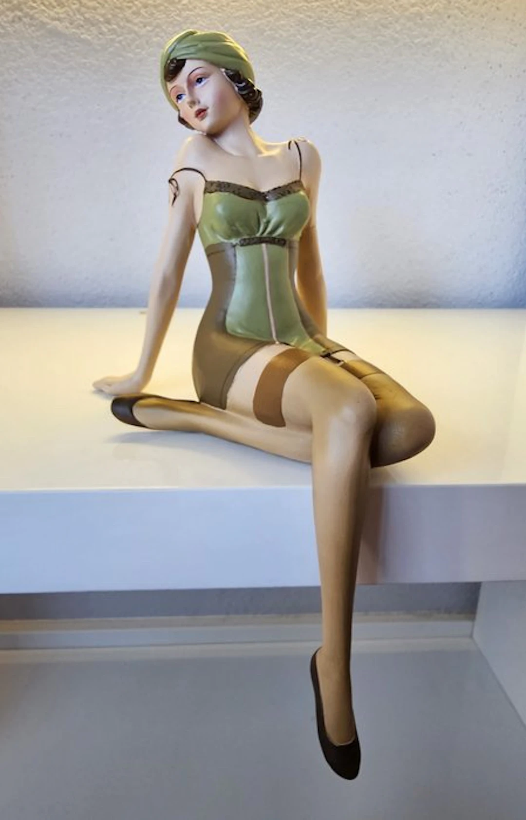 Sculpture, Lingerie Dame Jaren '50 - 32 cm - resin