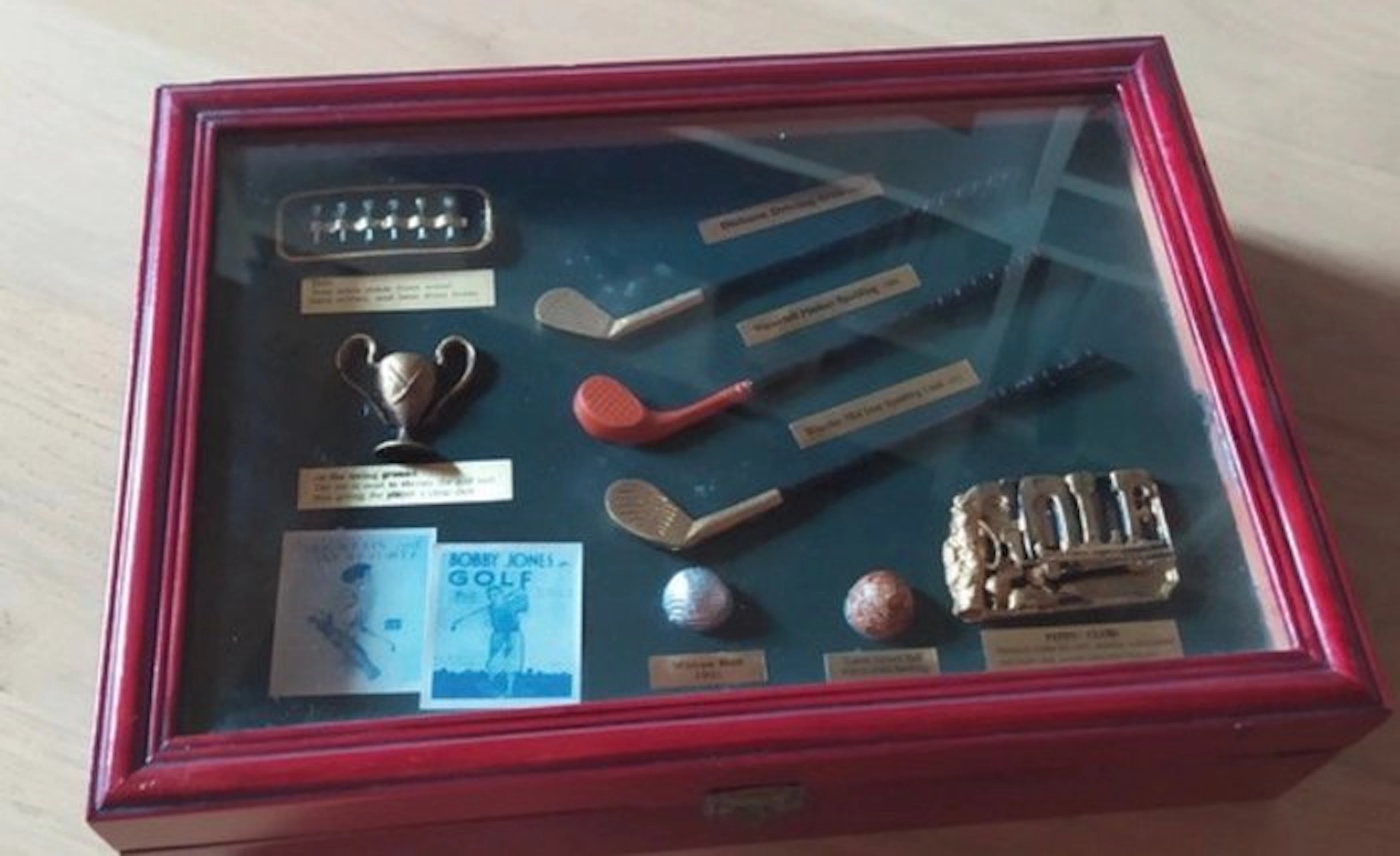 golf, Historic golf set displayed in a period case