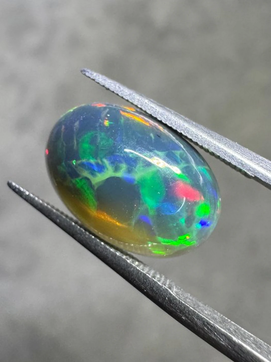 Natural Ethiopian black opal. 2.40 carats. No reserve! Oval cabochon- 0.48 g