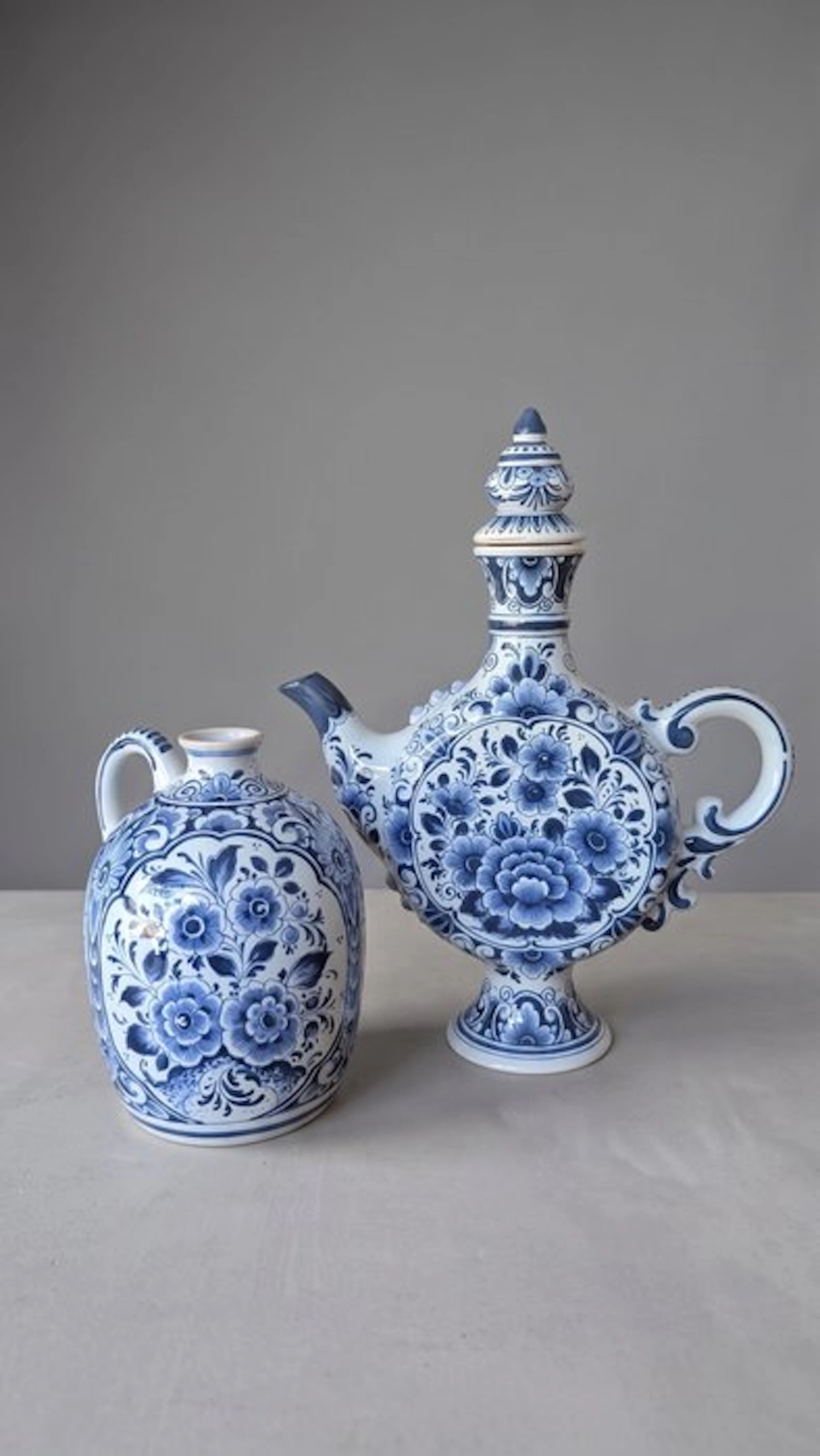 Oud Delft - Vase (2) - Earthenware - Ewer and Vase