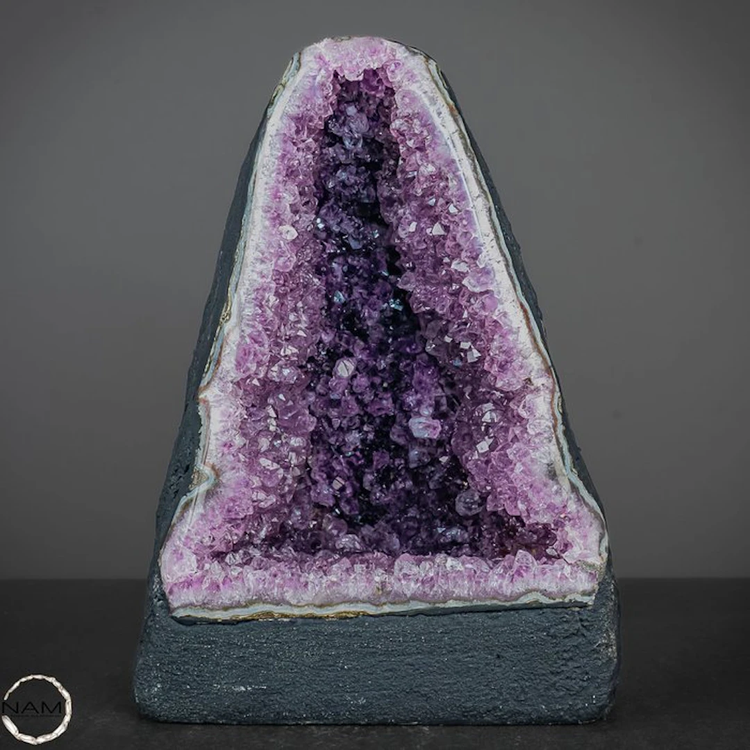 Natural amethyst druzy – an impressive natural work of art full of depth