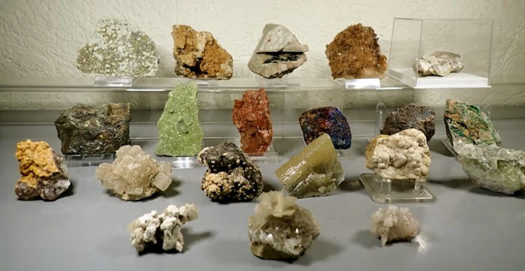 Mineral Collection - Height: 31 cm - Width: 27 cm- 3600 g - (20)