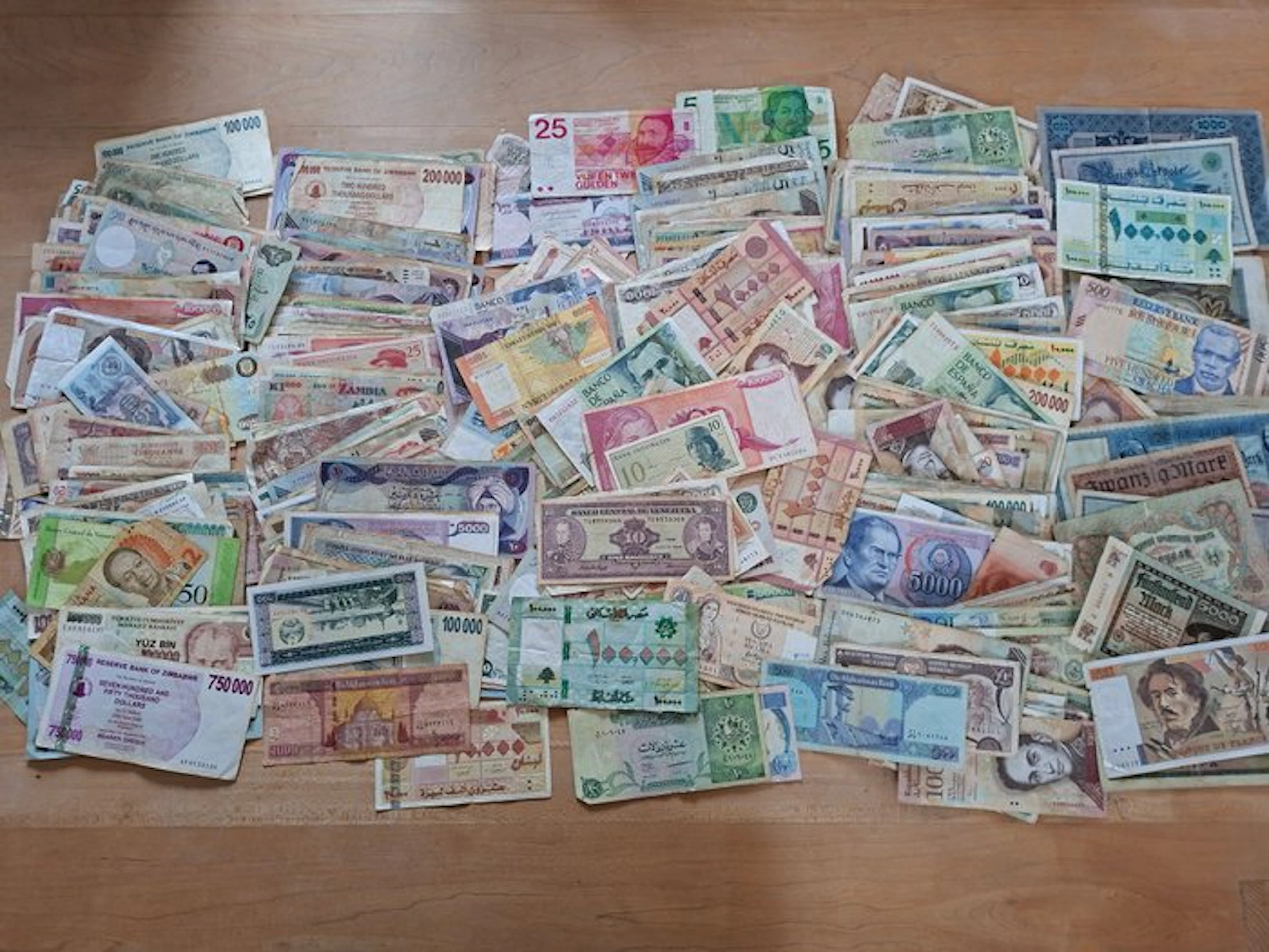 World. - 600 banknotes - various dates (No reserve price)