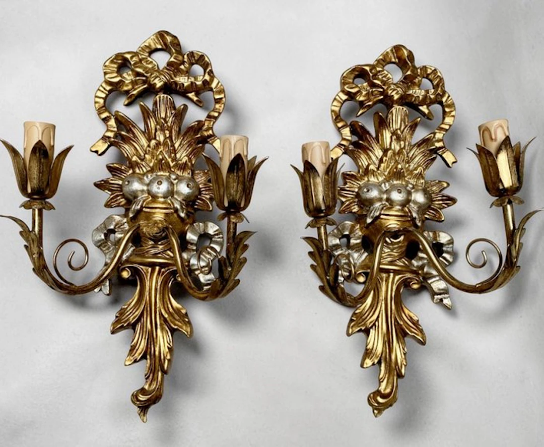 Wall lamp - - Pair of wall lamps in carved wood with acanthus leaves.