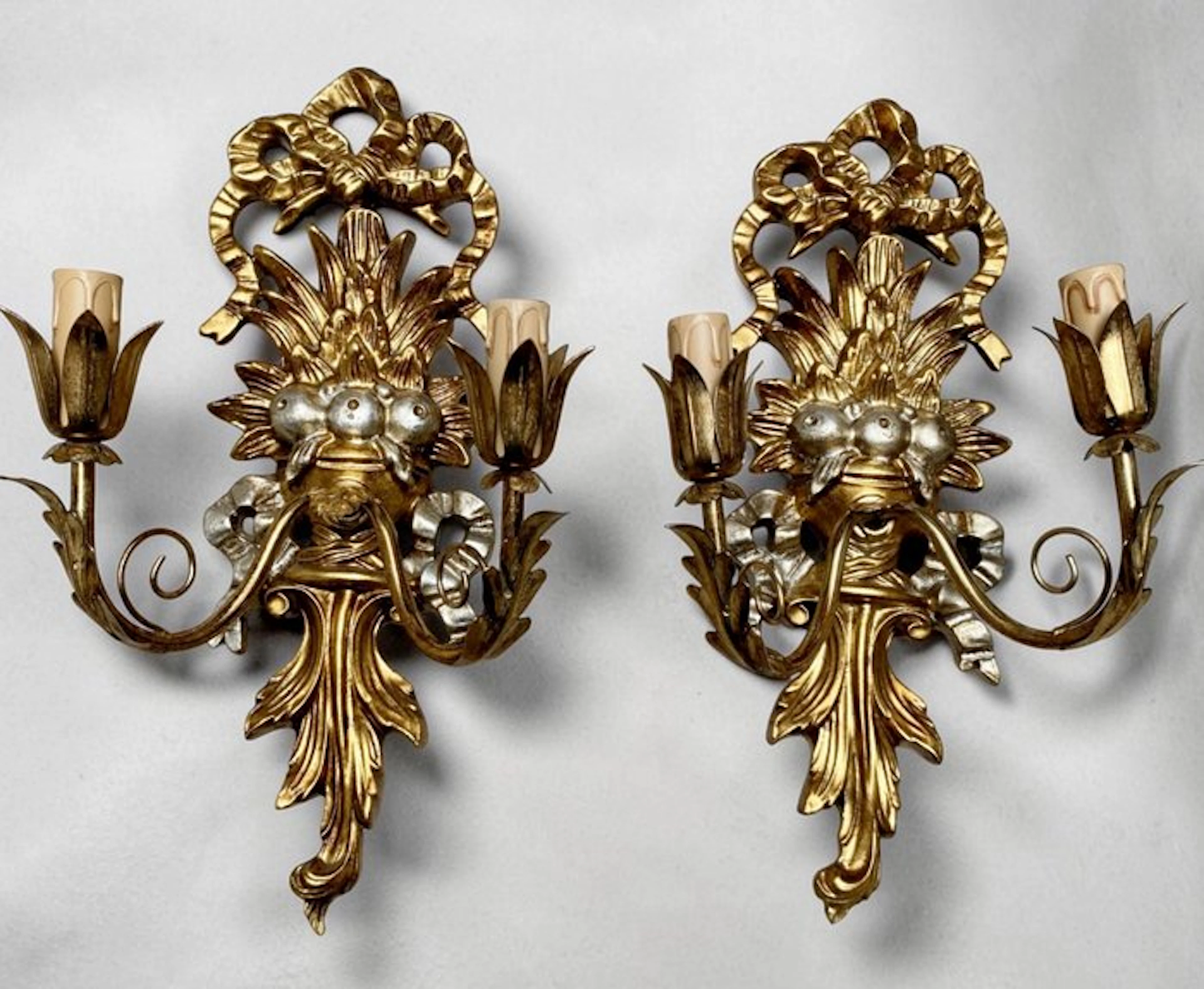 Wall lamp - - Pair of wall lamps in carved wood with acanthus leaves.