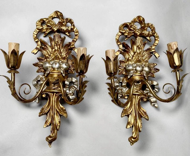 Wall lamp - - Pair of wall lamps in carved wood with acanthus leaves.