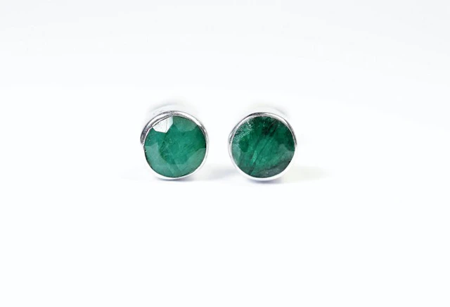 Emerald 2 stud earrings / new- 1.18 g - (2)