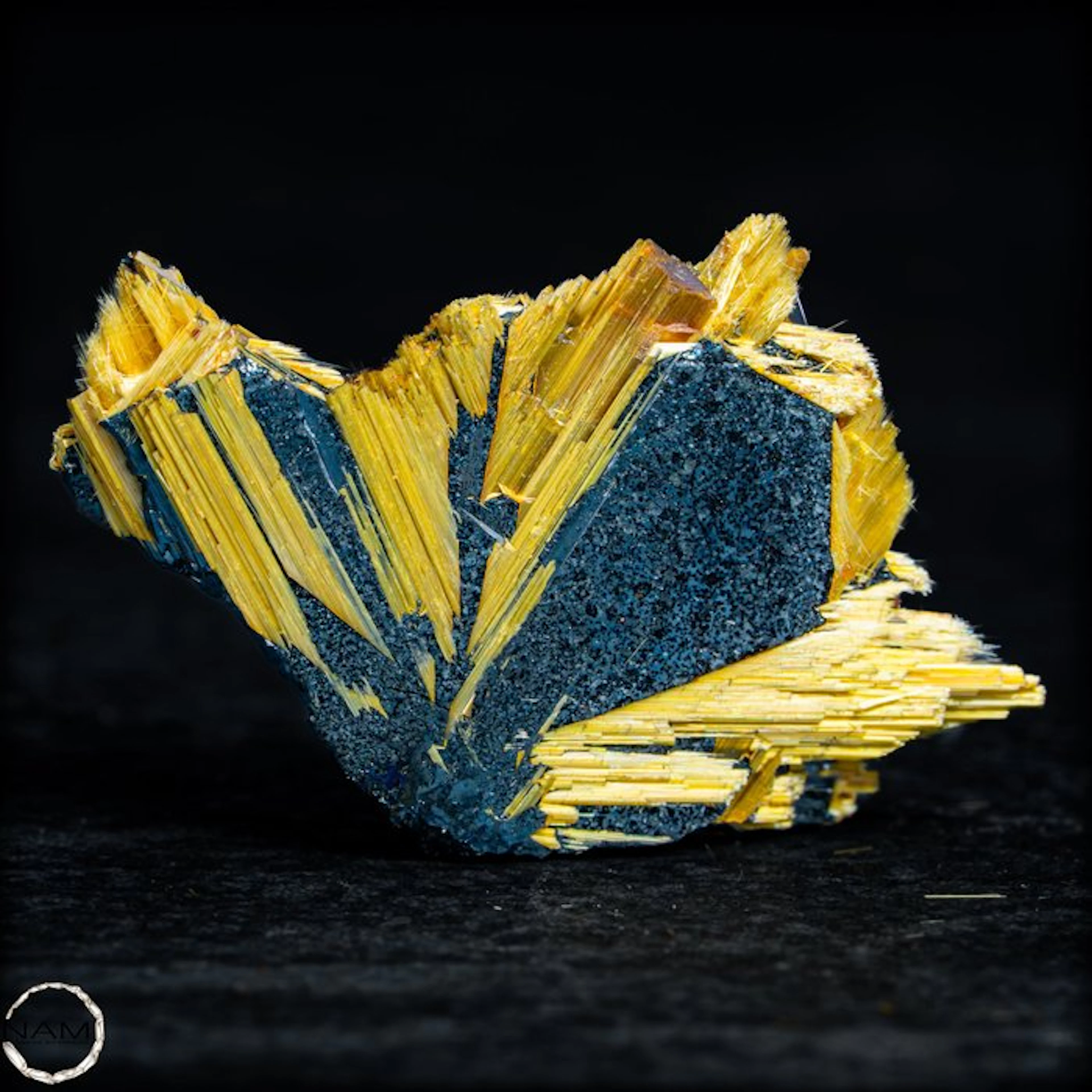 Natural rutile-hematite epitaxy - Spectacular...