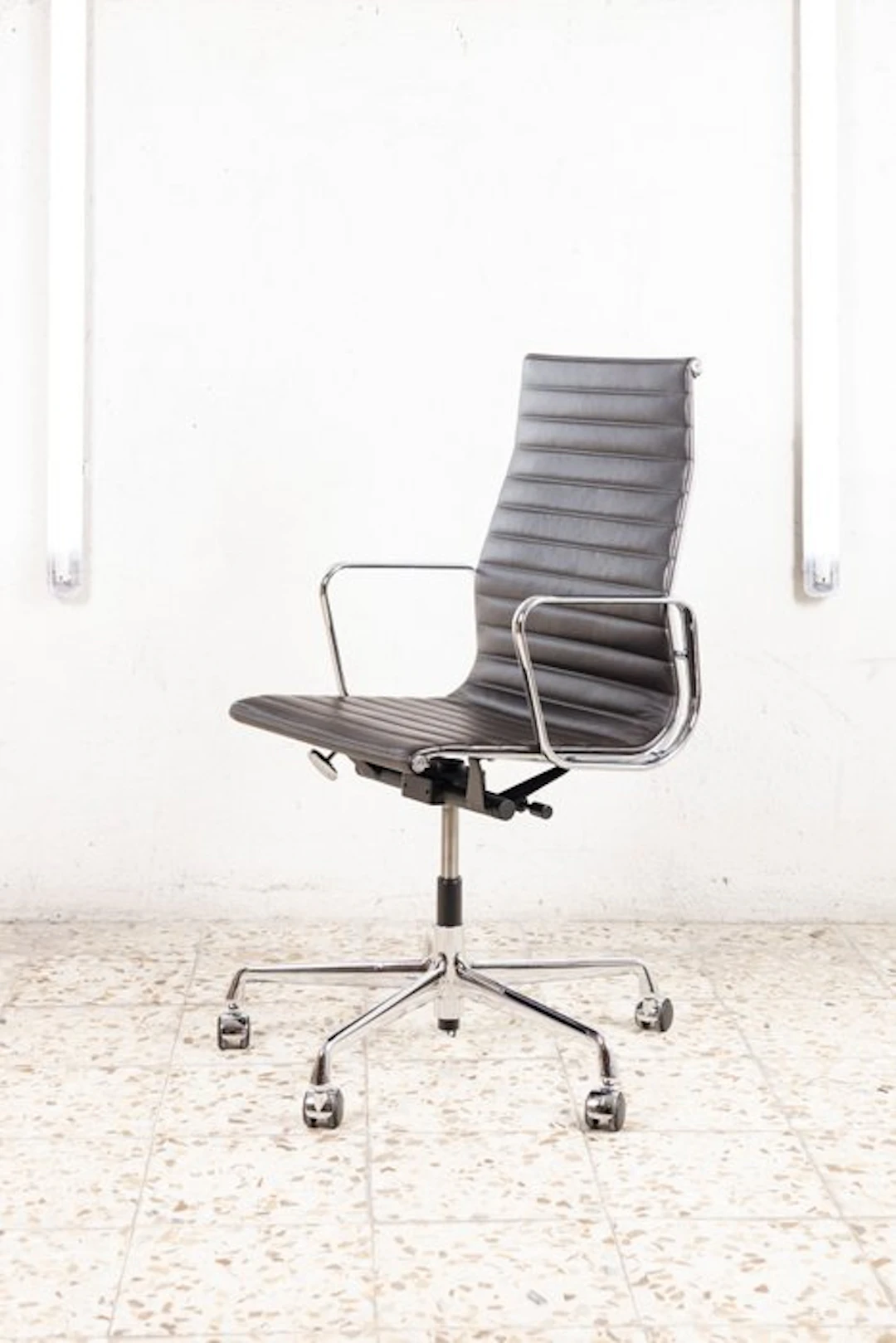 Vitra - Charles & Ray Eames - Office chair - Aluminium Chair EA 119 - Leather